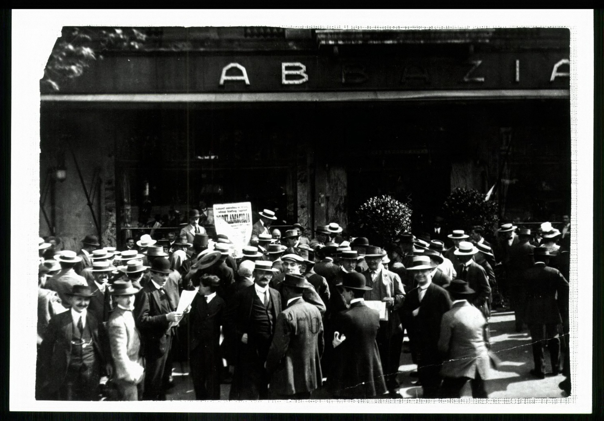 Budapest Proklamációt olvasó tömeg az Abbázia előtt (Magyar Kereskedelmi és Vendéglátóipari Múzeum CC BY-NC-ND)