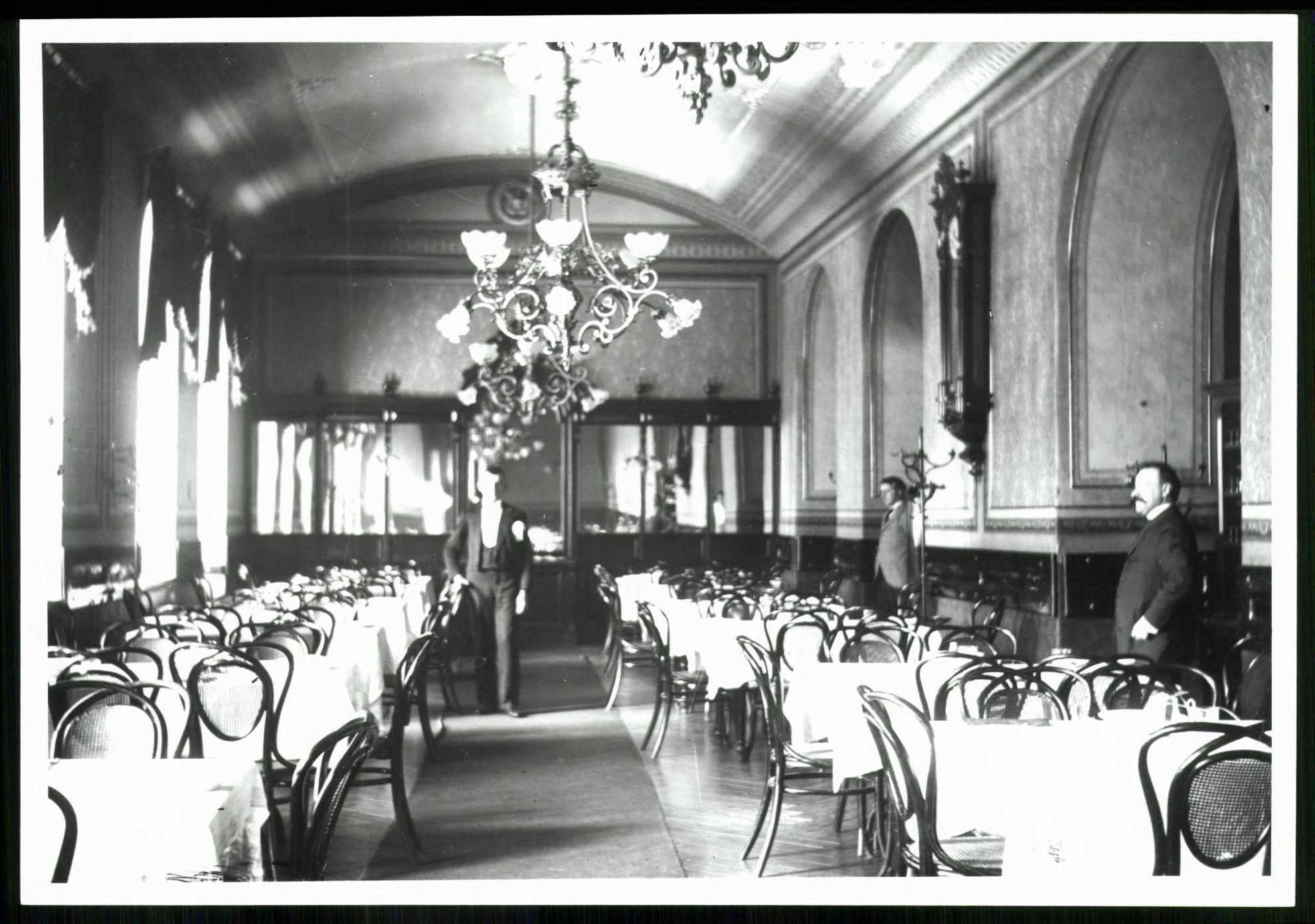 Continental szálló étterme a … bontásakor (Magyar Kereskedelmi és Vendéglátóipari Múzeum CC BY-NC-ND)
