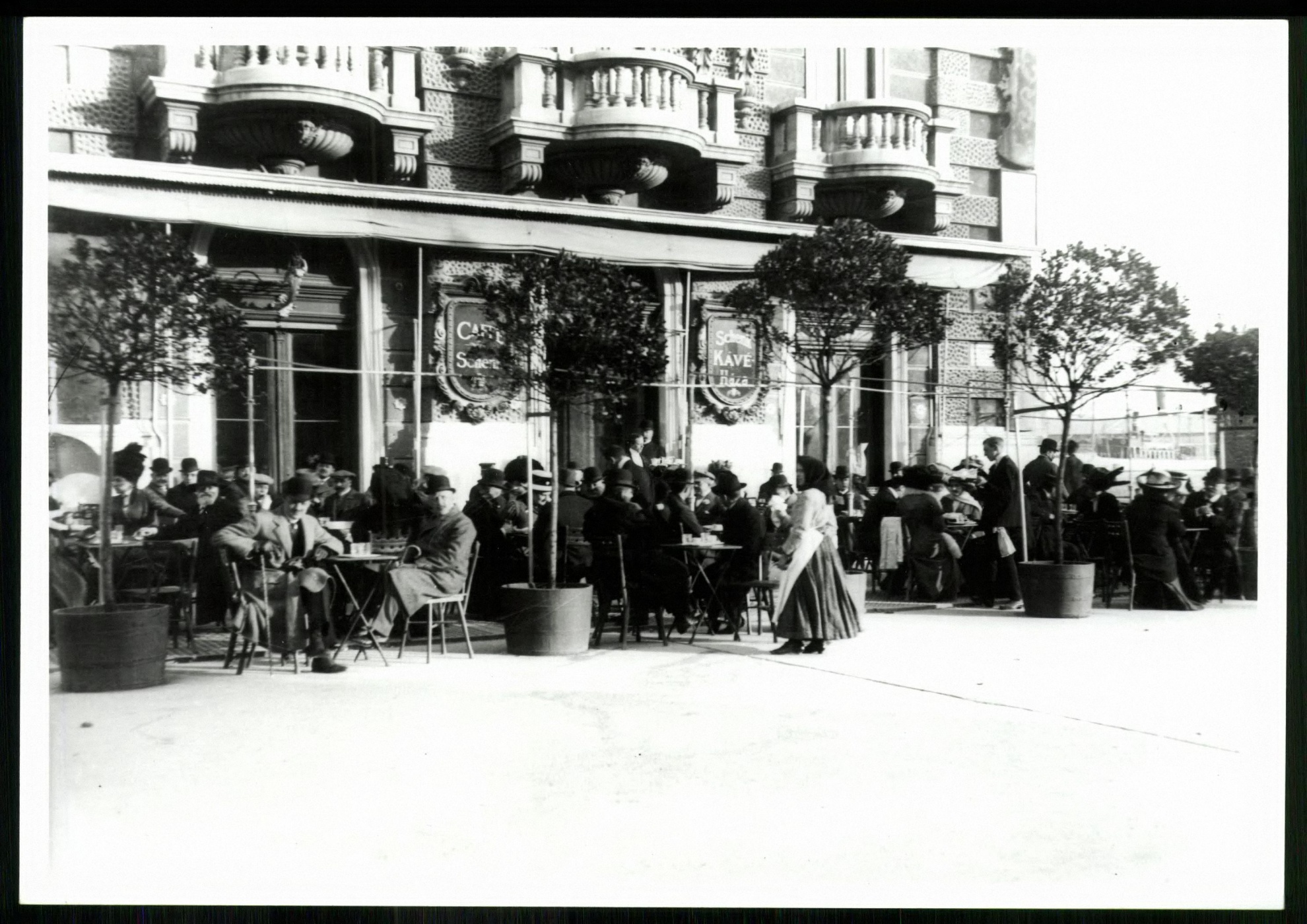 Schenk kávéház terasza (Magyar Kereskedelmi és Vendéglátóipari Múzeum CC BY-NC-ND)