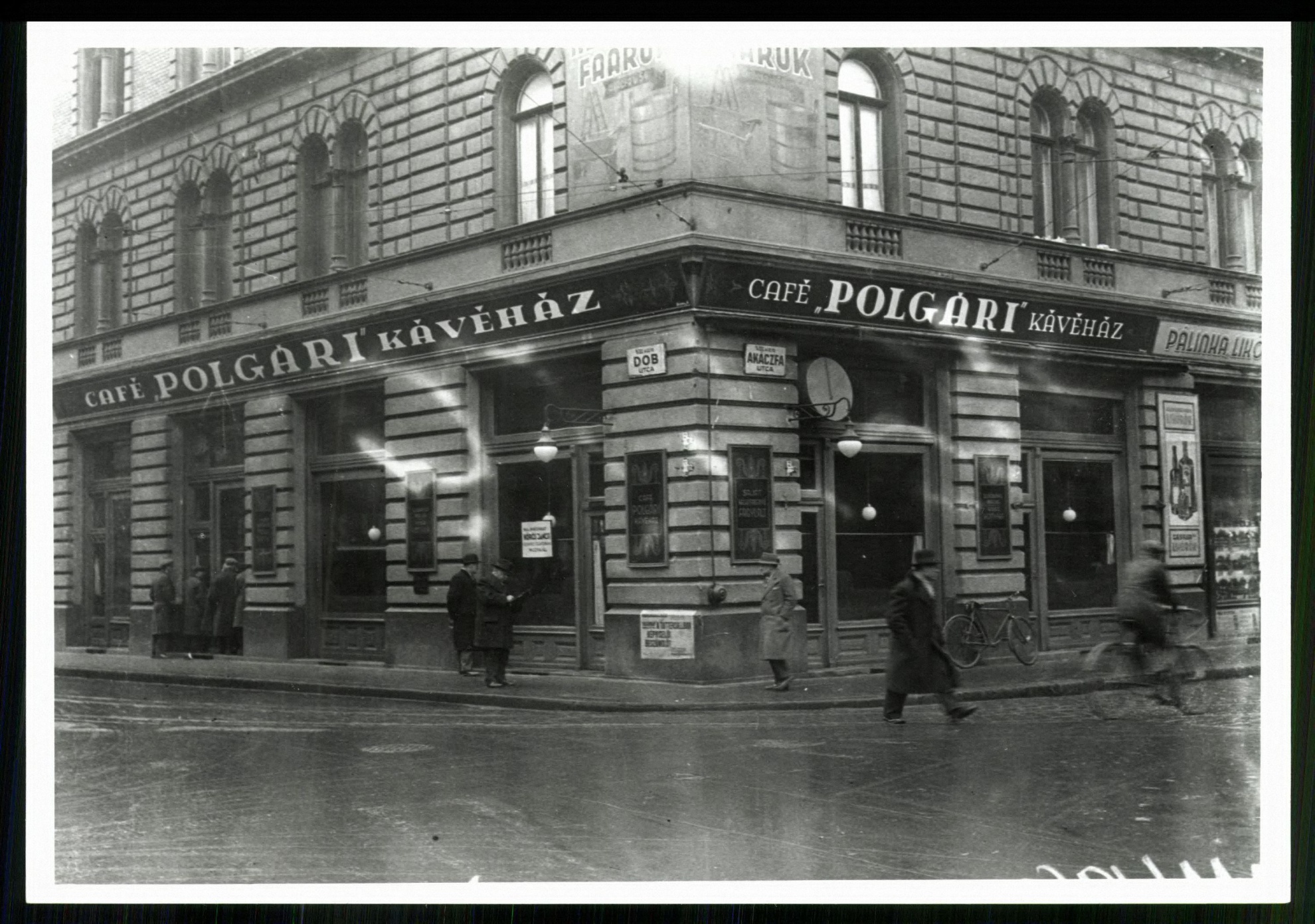 Café Polgári kávéház. Dob utca-Akácfa utca sarok (Magyar Kereskedelmi és Vendéglátóipari Múzeum CC BY-NC-ND)