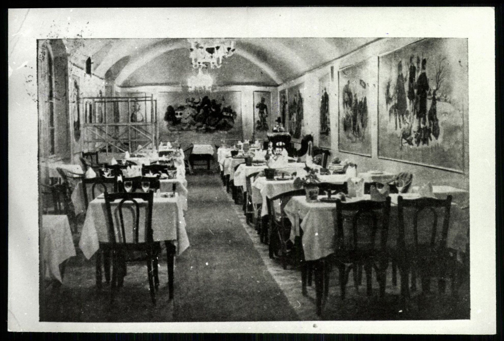 Gyöngytyúk étterem. Budapest, IV., (ma V.,) Bástya u. 10. Cigányzene (Magyar Kereskedelmi és Vendéglátóipari Múzeum CC BY-NC-ND)