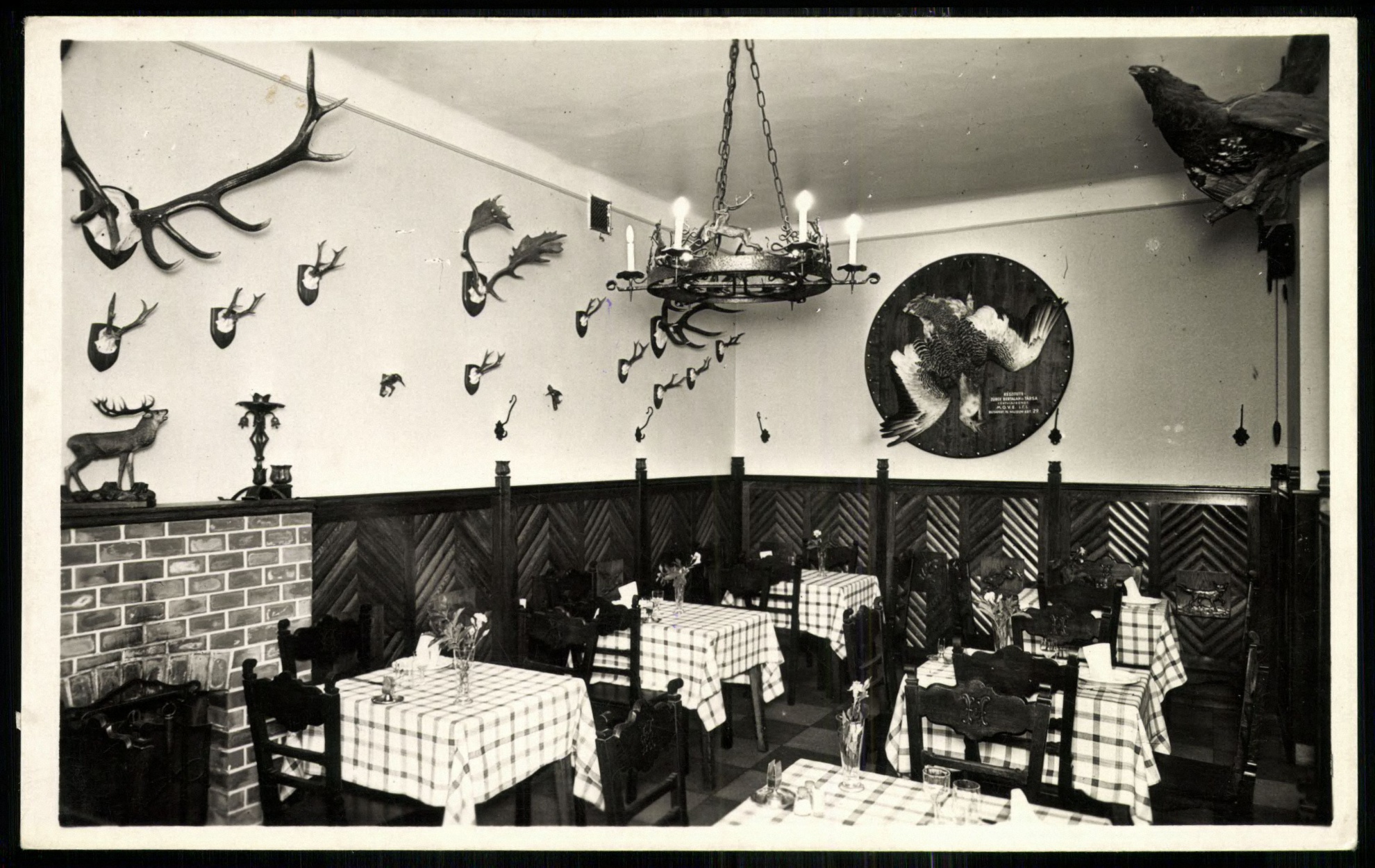 Budapest. Hangulatos vadász-szoba a Szőlőskert kezelésében lévő Halló Buffet Kft. éttermeiben (Magyar Kereskedelmi és Vendéglátóipari Múzeum CC BY-NC-ND)