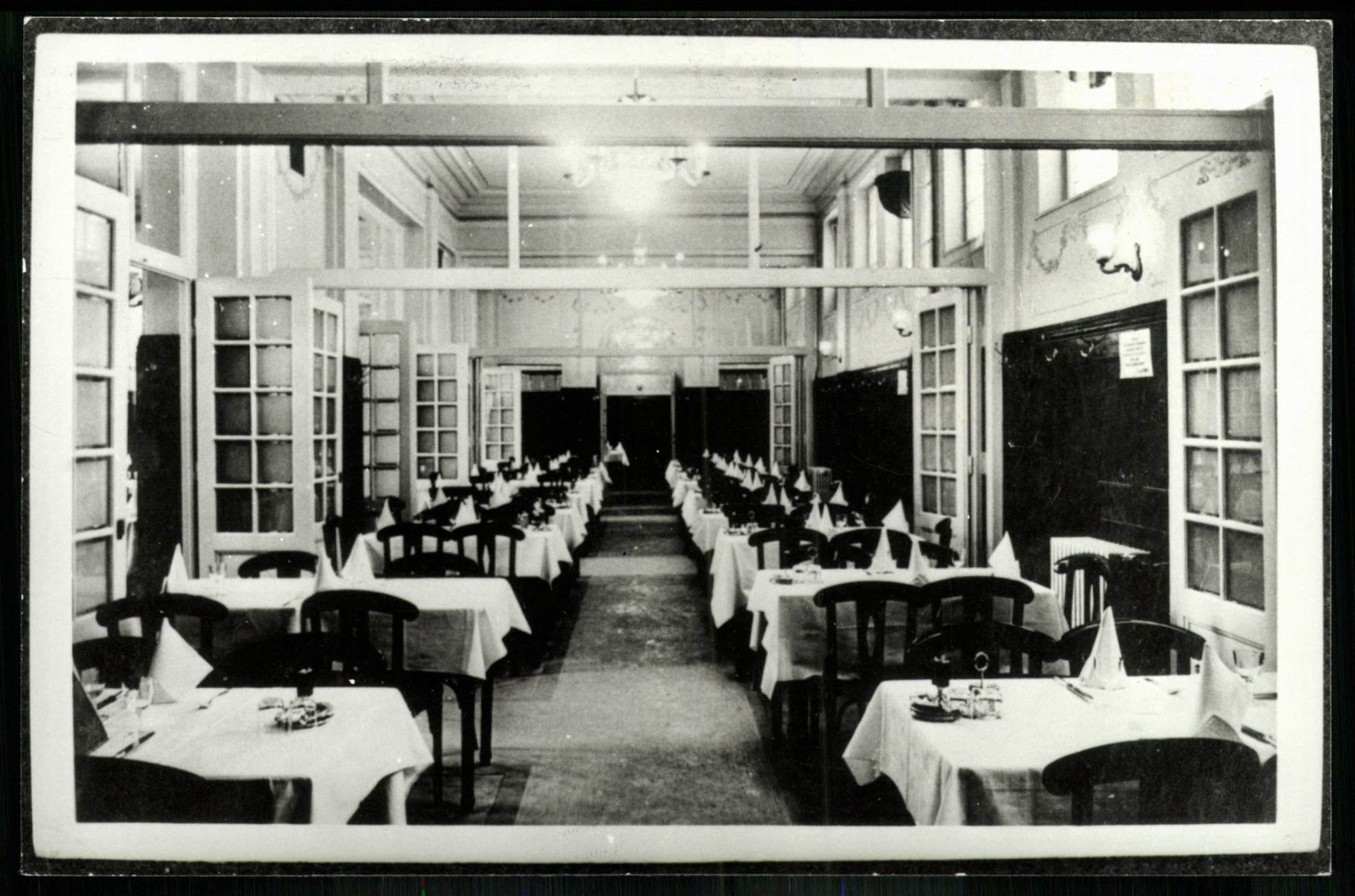 „Spolarich” Zöldfa éttermei, Budapest, I., Krisztina tér 9. Étterem-Söröző (Magyar Kereskedelmi és Vendéglátóipari Múzeum CC BY-NC-ND)