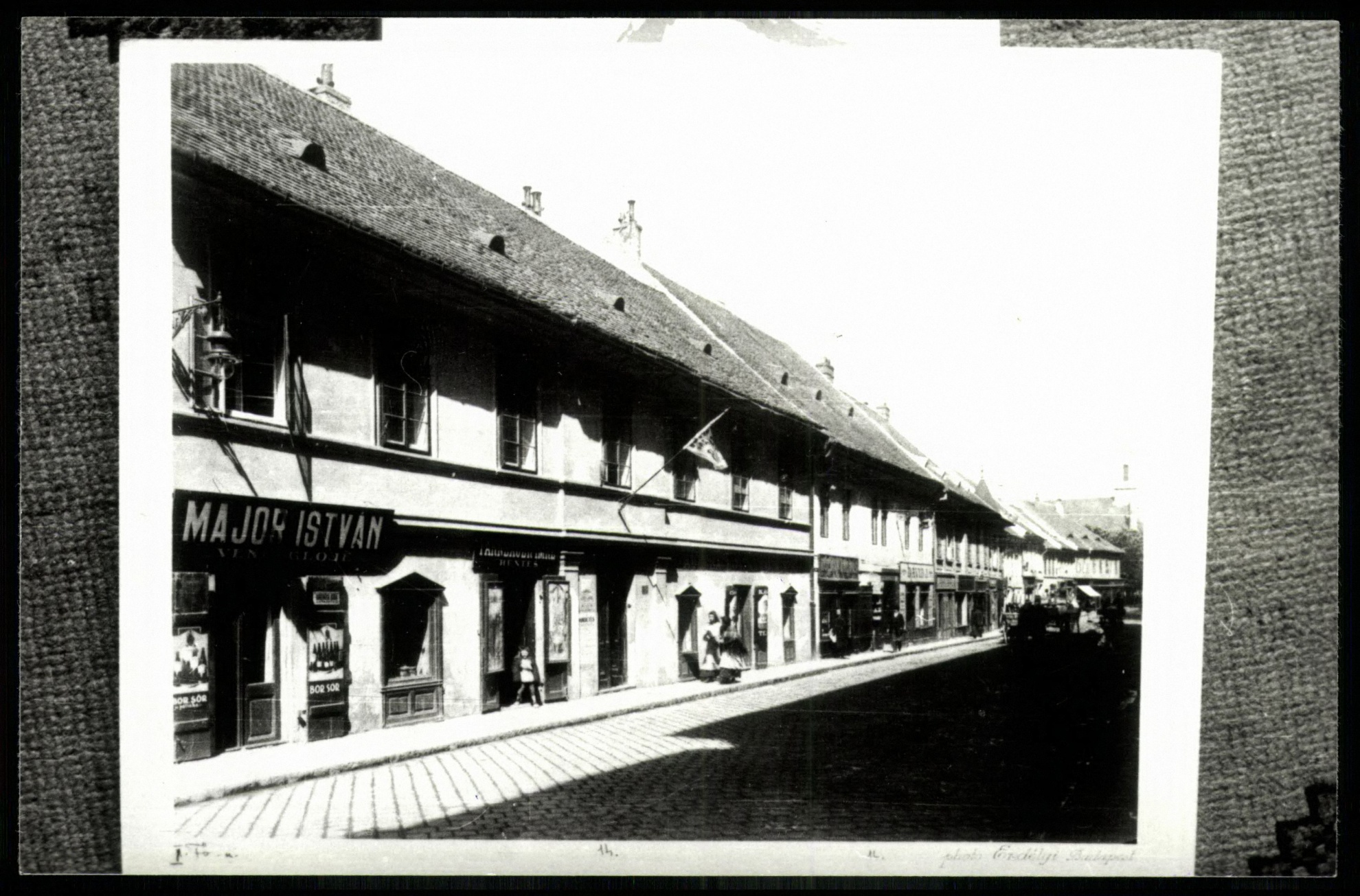 I., Fő utca. A bal szélen vendéglő (Magyar Kereskedelmi és Vendéglátóipari Múzeum CC BY-NC-ND)