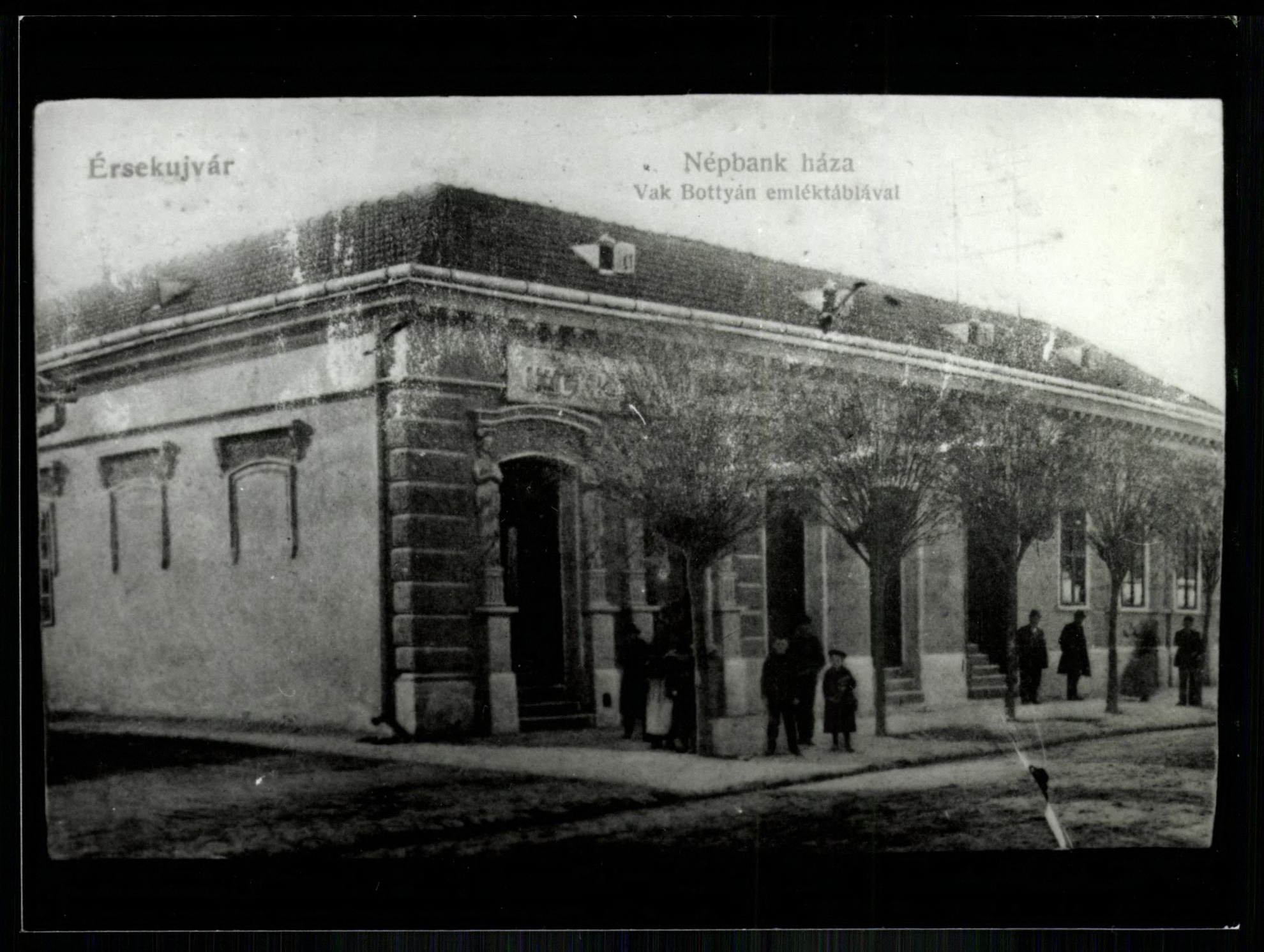 Érsekújvár Népbank háza. Vak Bottyán emléktáblával (Magyar Kereskedelmi és Vendéglátóipari Múzeum CC BY-NC-ND)