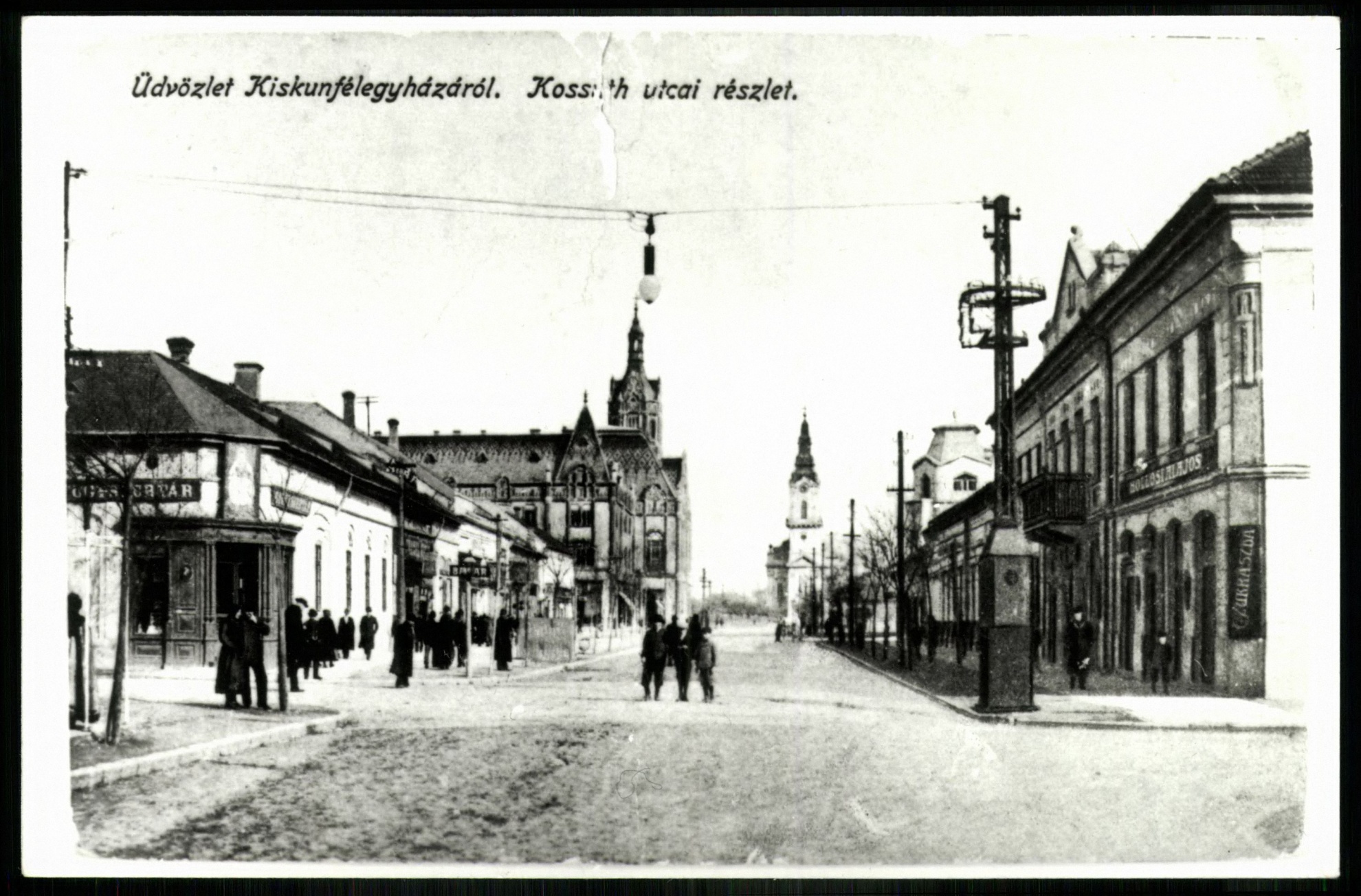 Kiskunfélegyháza Kossuth utcai részlet. Jobbra Cukrászda (Magyar Kereskedelmi és Vendéglátóipari Múzeum CC BY-NC-ND)