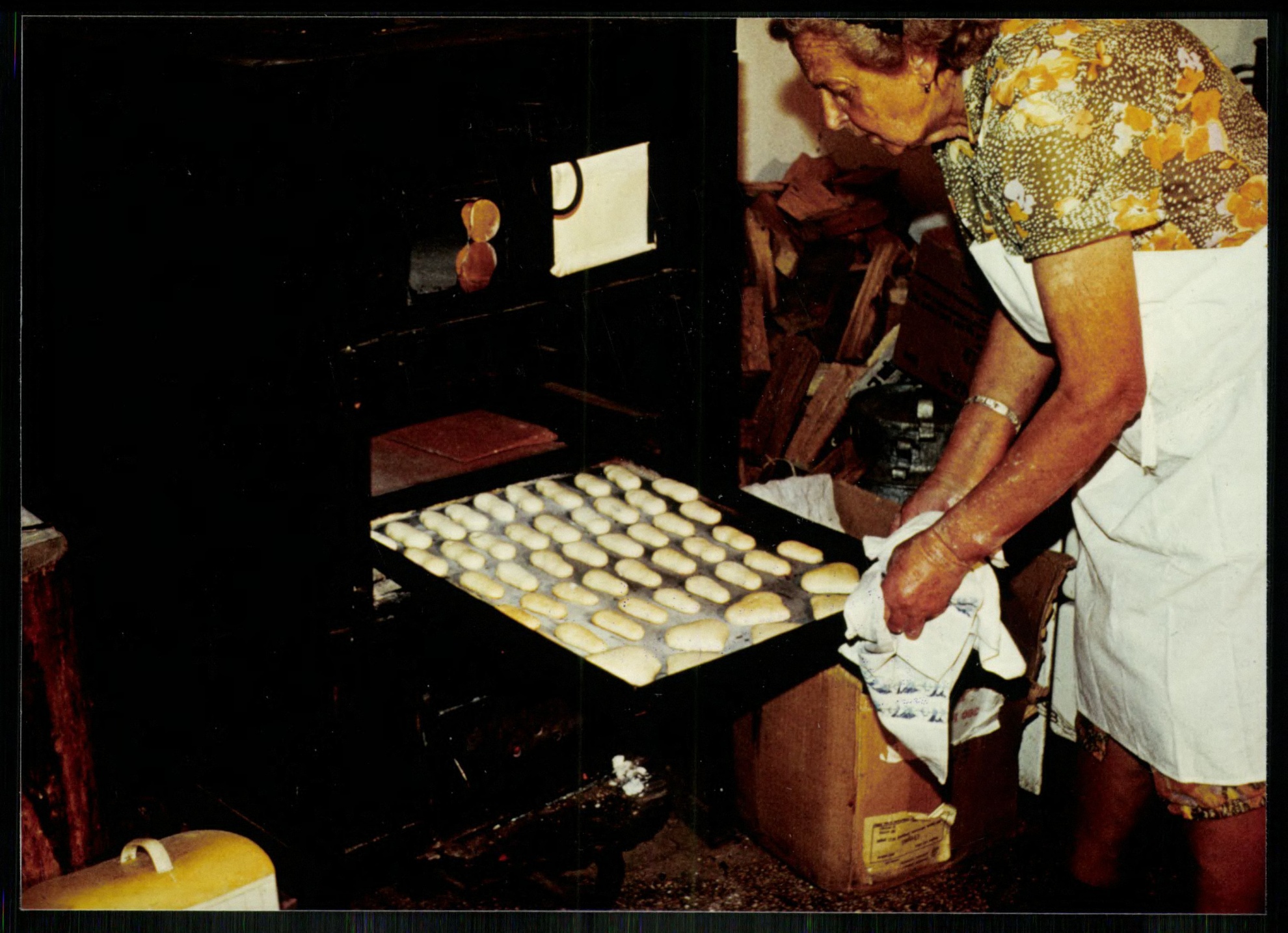 Kaposvár Mézeskalács-készítő mester munka közben (Magyar Kereskedelmi és Vendéglátóipari Múzeum CC BY-NC-ND)