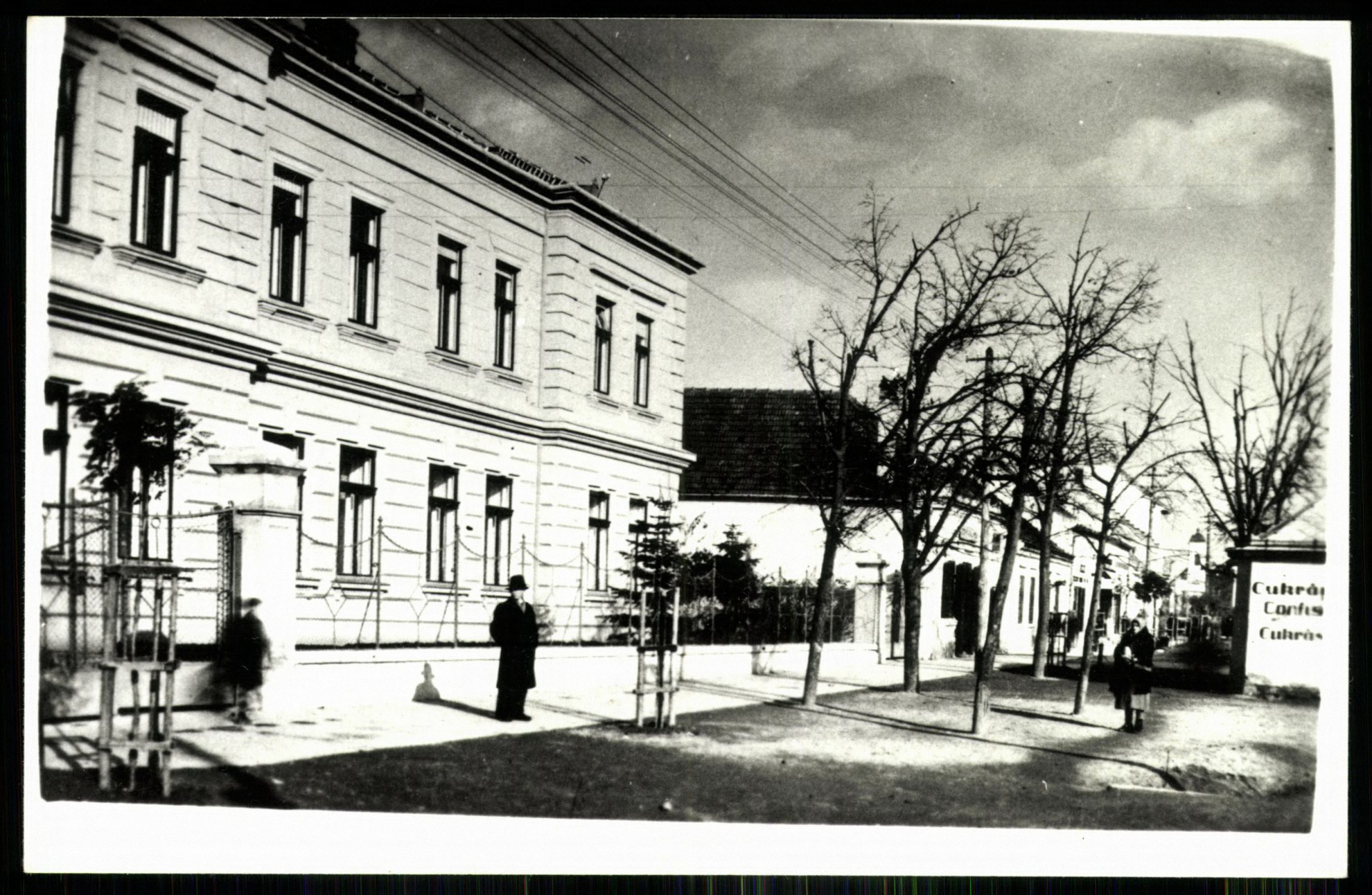 Vágsellye A jobb oldalon cukrászda (balra mérnöki hivatal) (Magyar Kereskedelmi és Vendéglátóipari Múzeum CC BY-NC-ND)