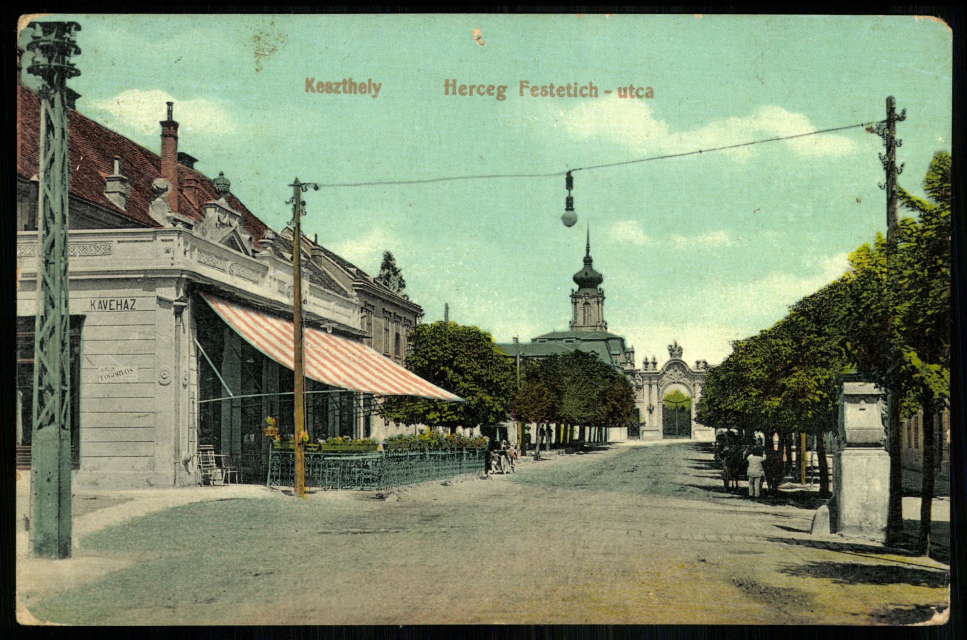 Keszthely Gróf Festetich utca, balra kávéház (Magyar Kereskedelmi és Vendéglátóipari Múzeum CC BY-NC-ND)