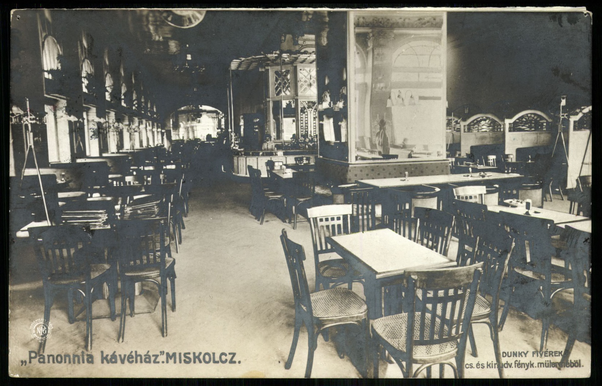 Magyaróvár Központi kávéház és takarékpénztár (Magyar Kereskedelmi és Vendéglátóipari Múzeum CC BY-NC-ND)