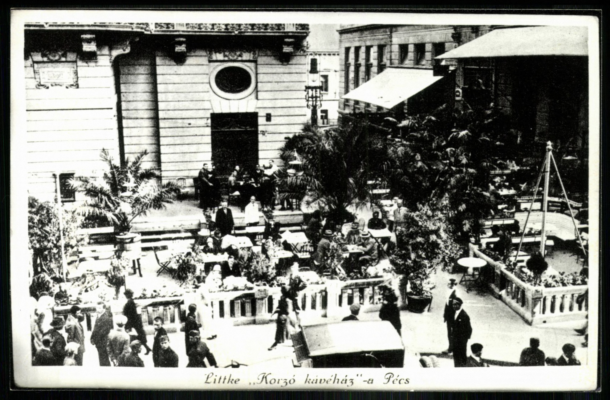 Pécs Loránt palota. Sarkon volt a Központi kávéház, a Perczel utcai szárnyban a „2 korona” vendéglő (később 1913-ban Munkás kaszinó) (Magyar Kereskedelmi és Vendéglátóipari Múzeum CC BY-NC-ND)