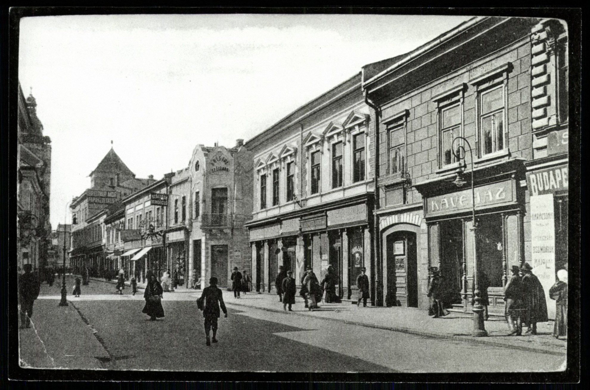 Sátoraljaújhely Wekerle tér a központi kávéházzal (Magyar Kereskedelmi és Vendéglátóipari Múzeum CC BY-NC-ND)