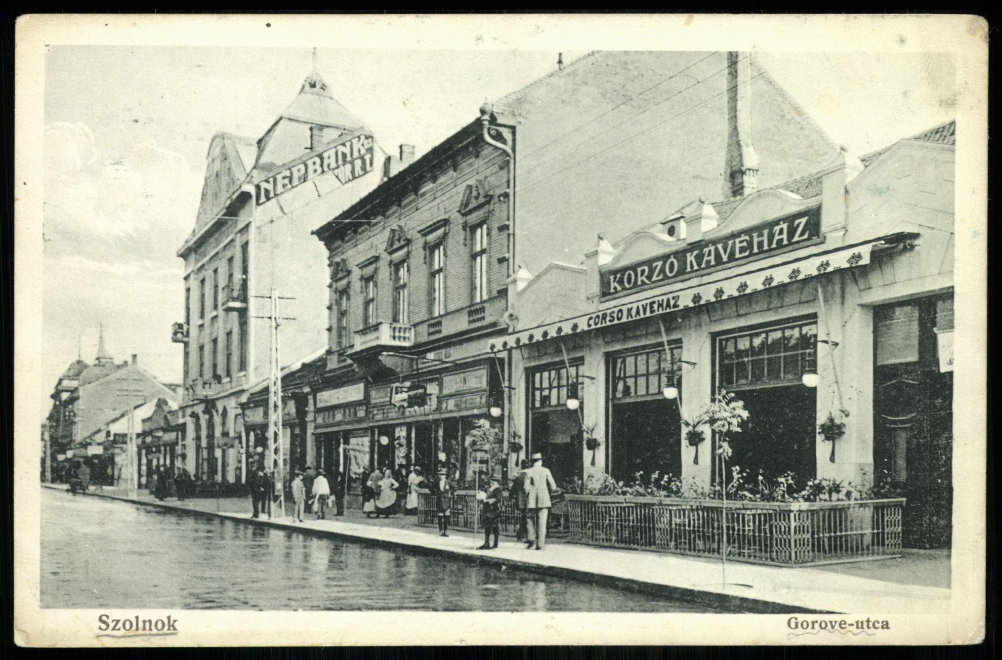 Szolnok Kossuth tér. Korzó kávéház a képen (Magyar Kereskedelmi és Vendéglátóipari Múzeum CC BY-NC-ND)