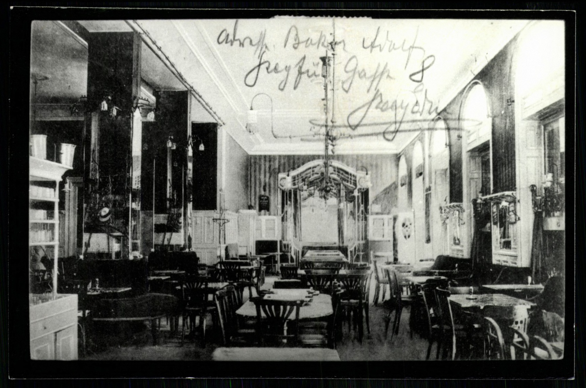 Szeged Kossuth Lajos sugárút. A sarkon Japán kávéház (Magyar Kereskedelmi és Vendéglátóipari Múzeum CC BY-NC-ND)