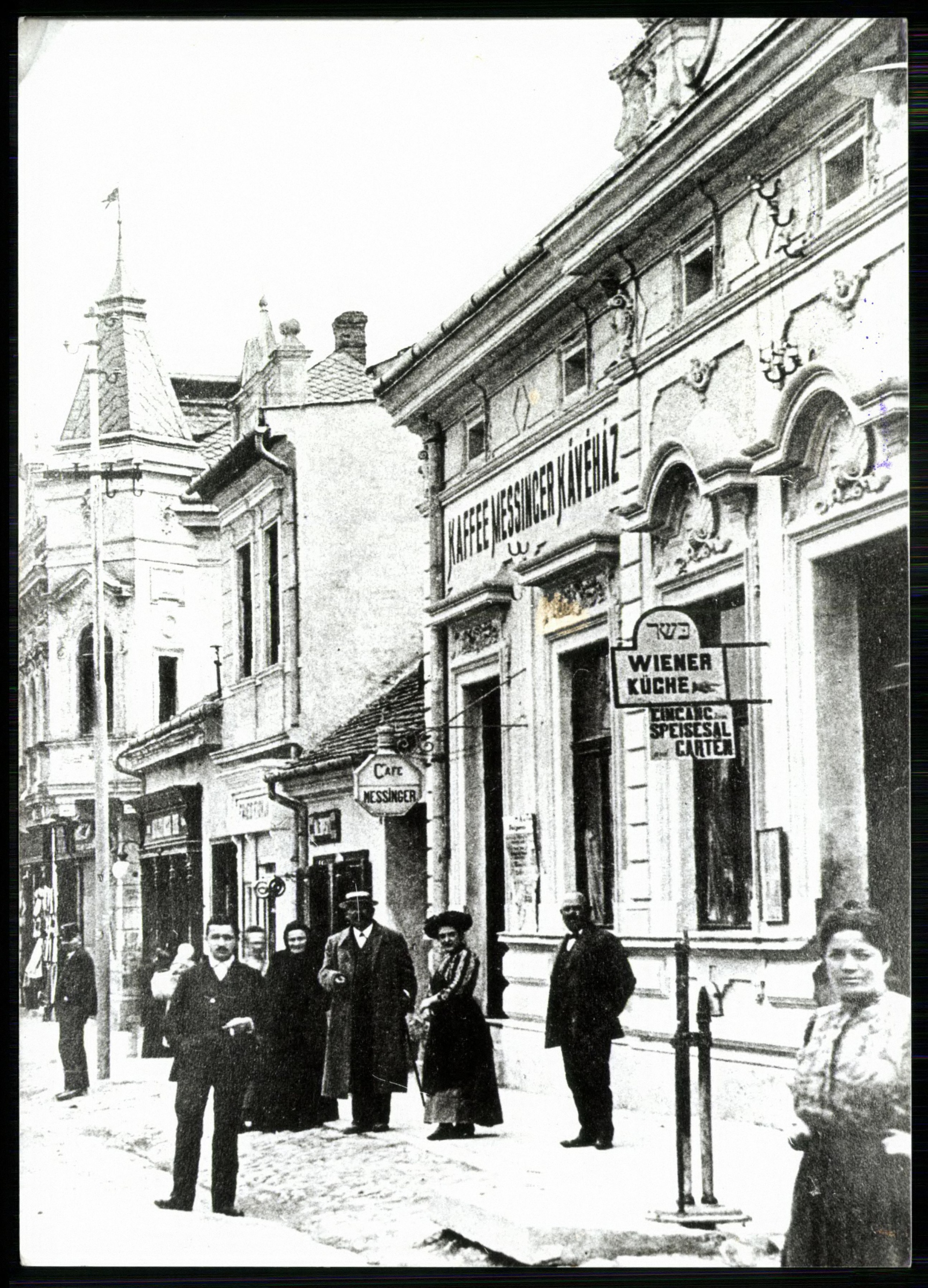 Trencsénteplic Kossuth utca. Jobbra Messinger kávéház (Magyar Kereskedelmi és Vendéglátóipari Múzeum CC BY-NC-ND)