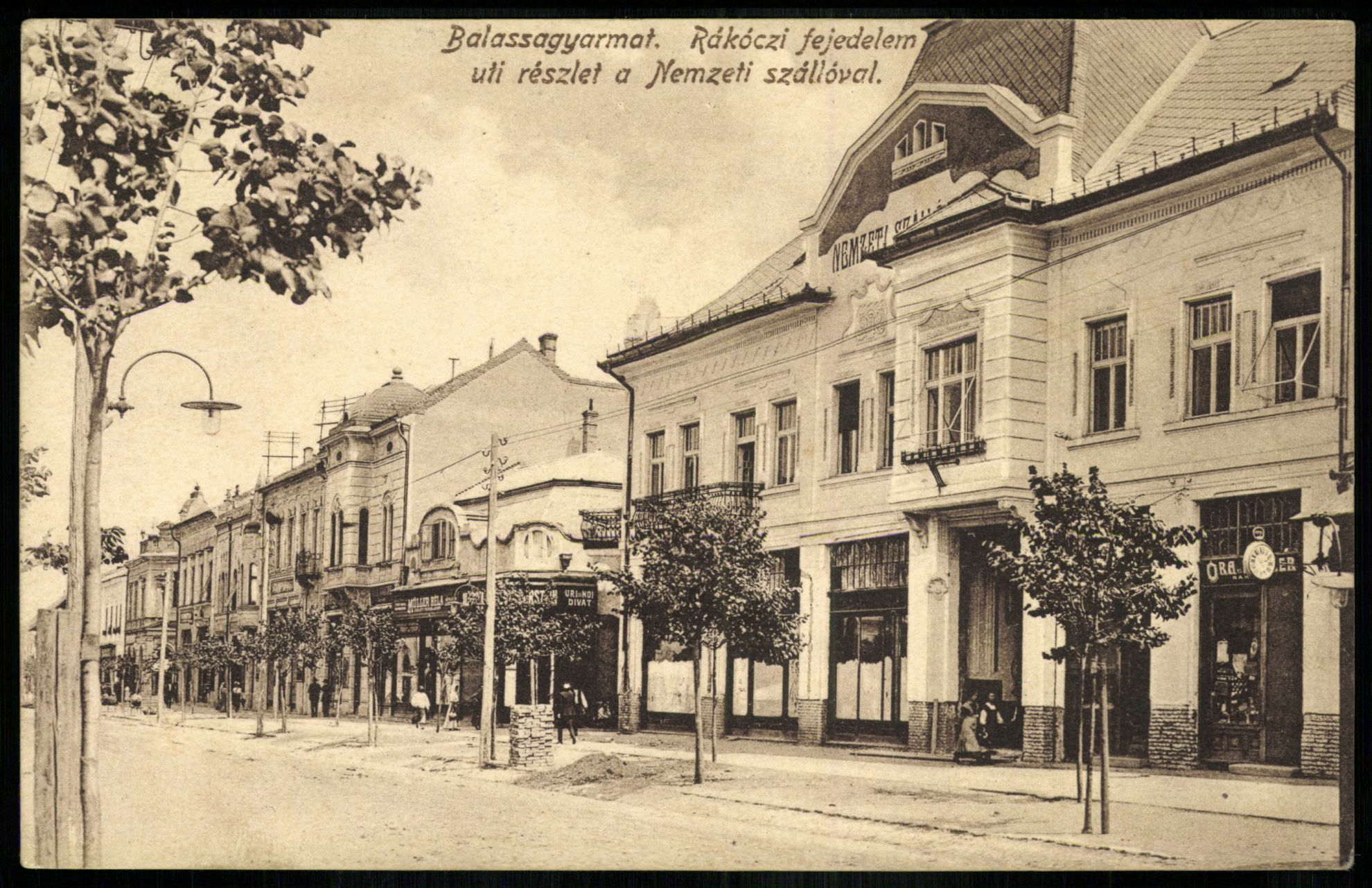 Balassagyarmat Rákóczi fejedelem út részlet a Nemzeti szállóval (Magyar Kereskedelmi és Vendéglátóipari Múzeum CC BY-NC-ND)