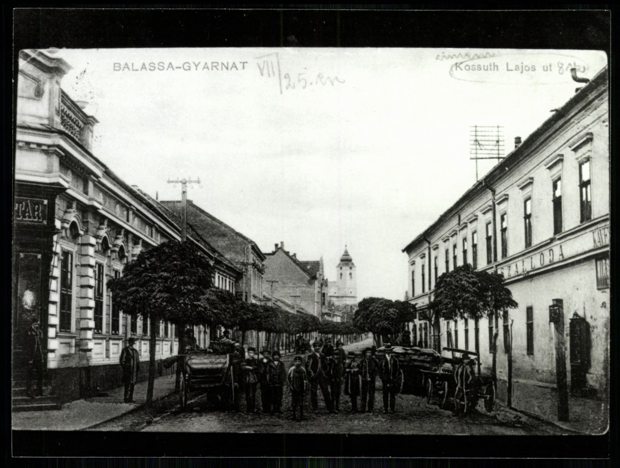 Balassagyarmat Kossuth Lajos út. Jobbra szálloda, kávéház (Magyar Kereskedelmi és Vendéglátóipari Múzeum CC BY-NC-ND)