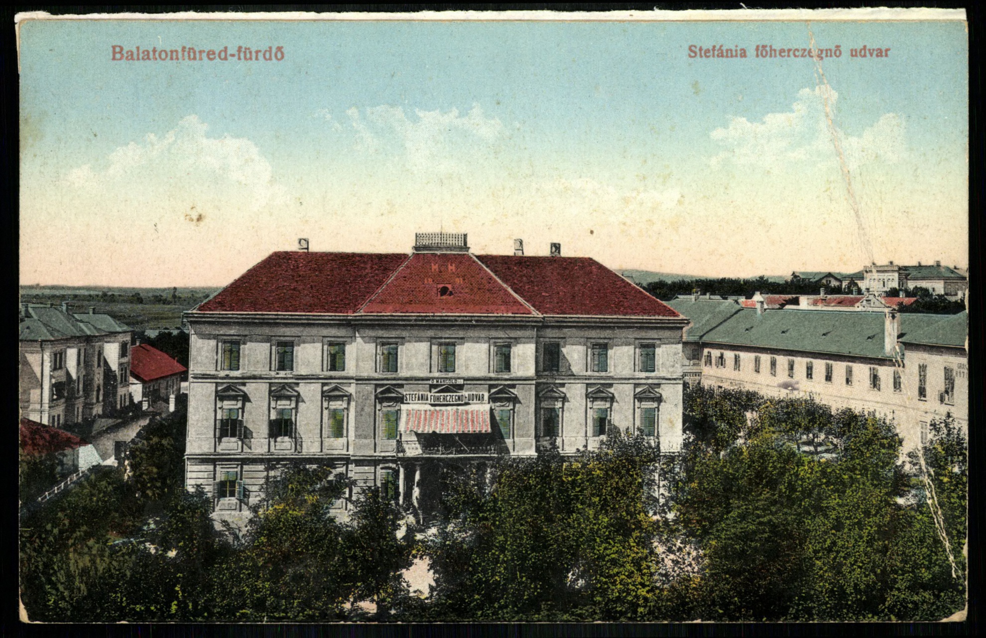 Balatonfüred-fürdő Stefánia főhercegnő udvar. Jobbra Grand Hotel (Magyar Kereskedelmi és Vendéglátóipari Múzeum CC BY-NC-ND)
