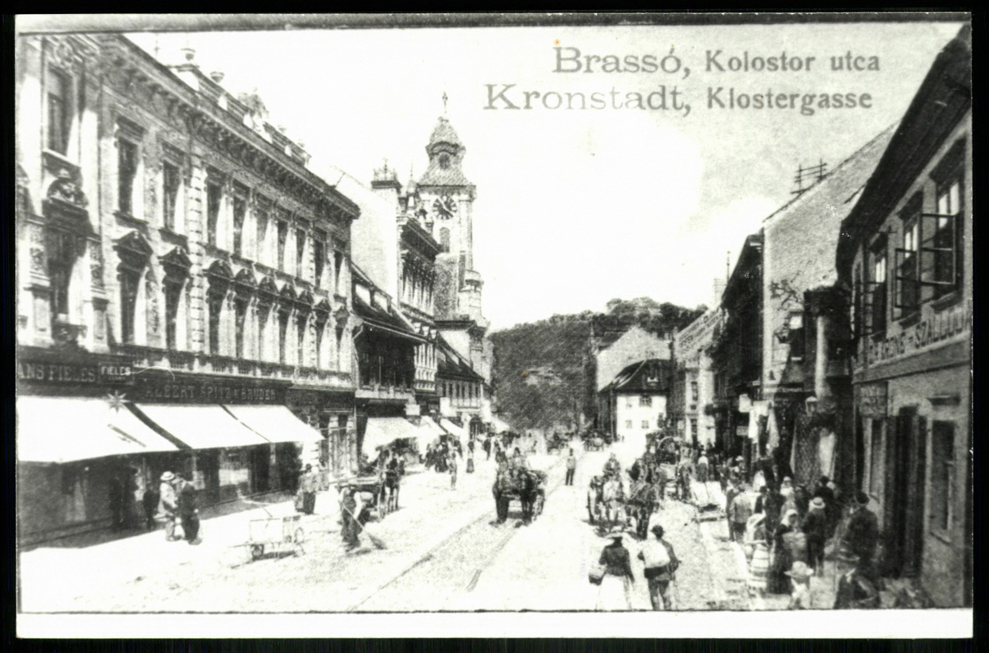 Brassó Kolostor utca. Jobbra az első épületeken Zur Krone szálloda (Magyar Kereskedelmi és Vendéglátóipari Múzeum CC BY-NC-ND)