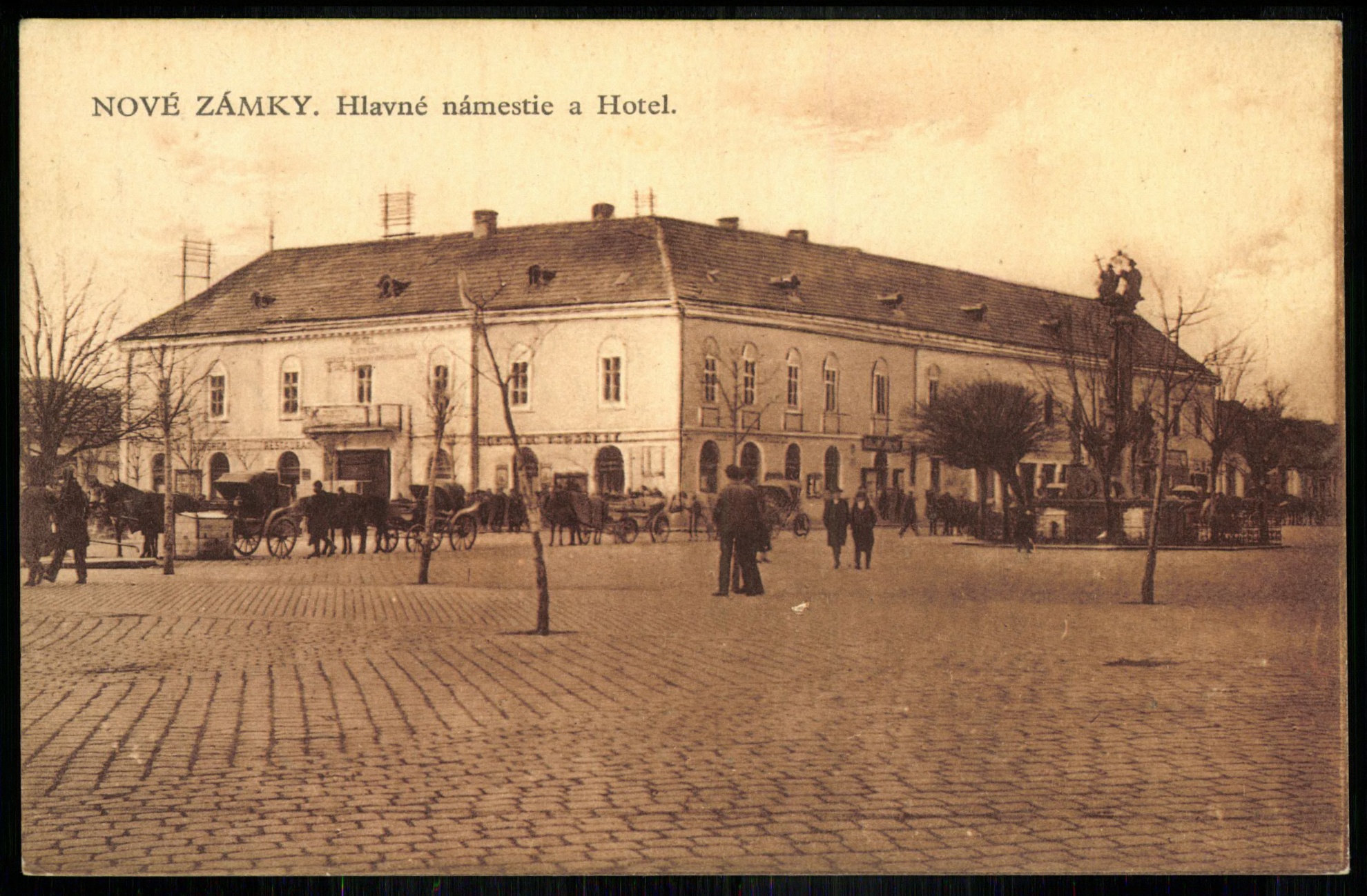 Nové Zámky Hlavné námestie a Hotel (Magyar Kereskedelmi és Vendéglátóipari Múzeum CC BY-NC-ND)