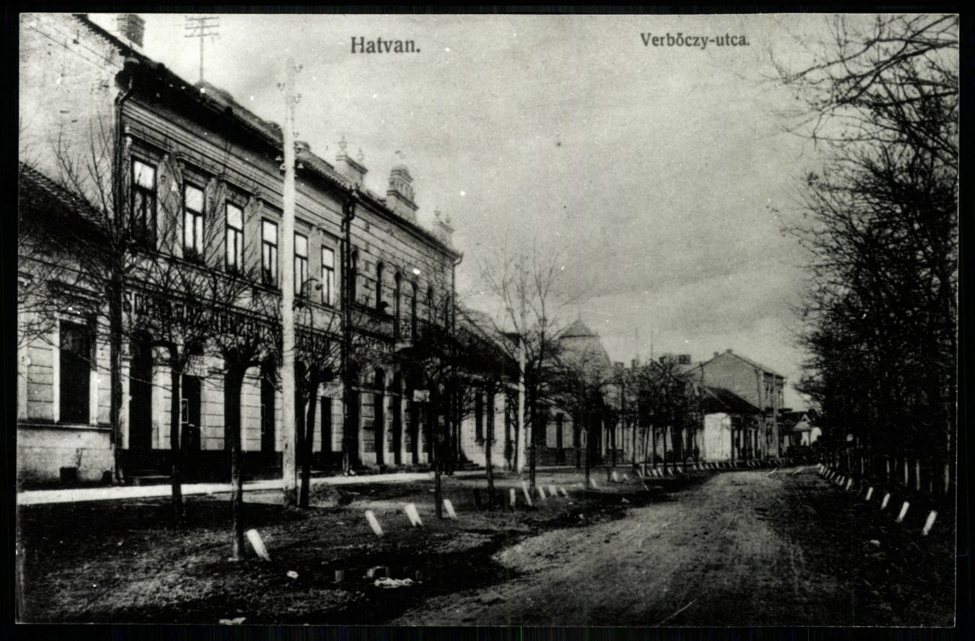 Hatvan Verbőczy utca. Bal szélen Schvartz Nemzeti Szállodája (Magyar Kereskedelmi és Vendéglátóipari Múzeum CC BY-NC-ND)