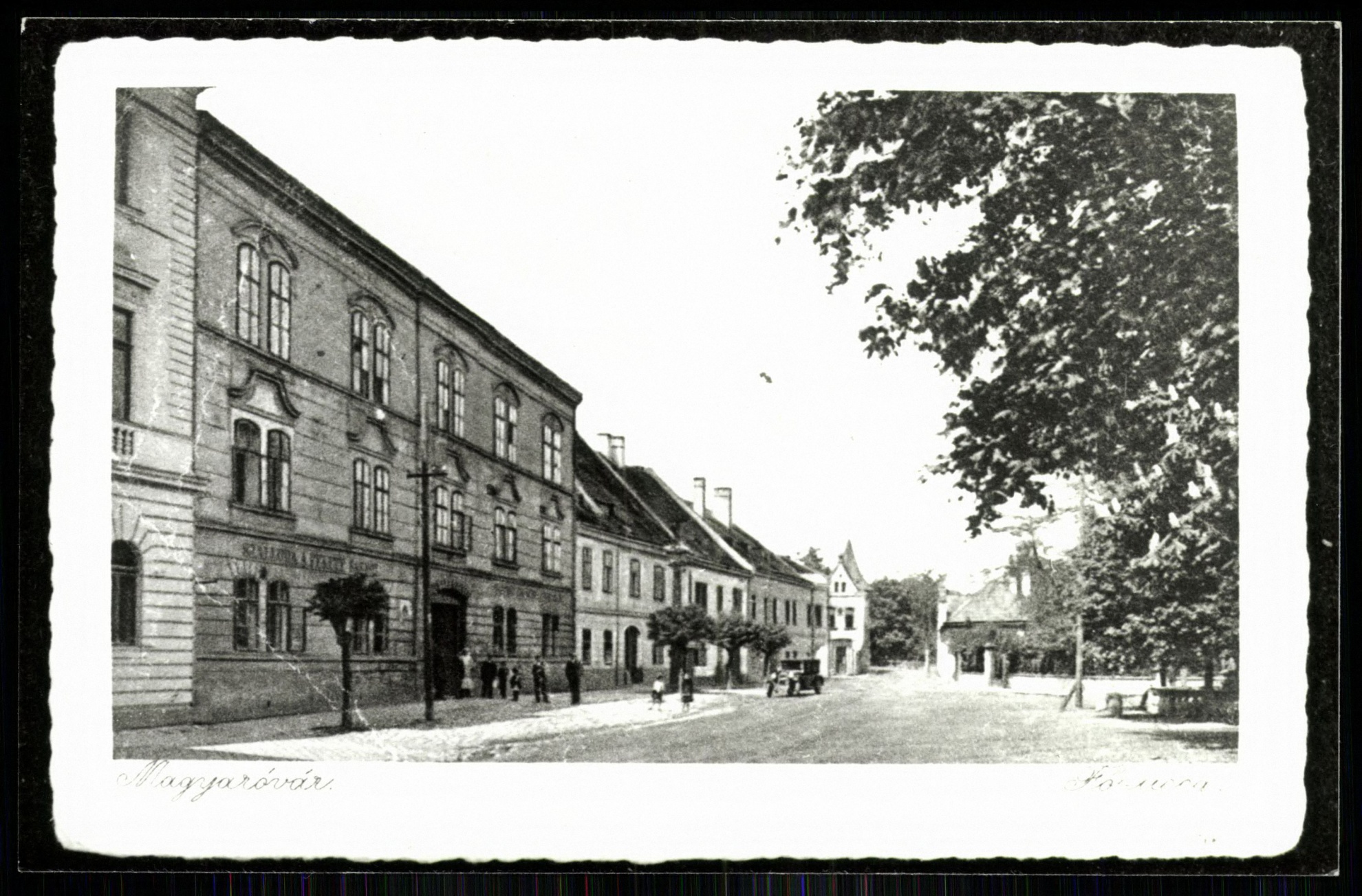 Magyaróvár Fő utca. Balra Fekete Sas (Magyar Kereskedelmi és Vendéglátóipari Múzeum CC BY-NC-ND)