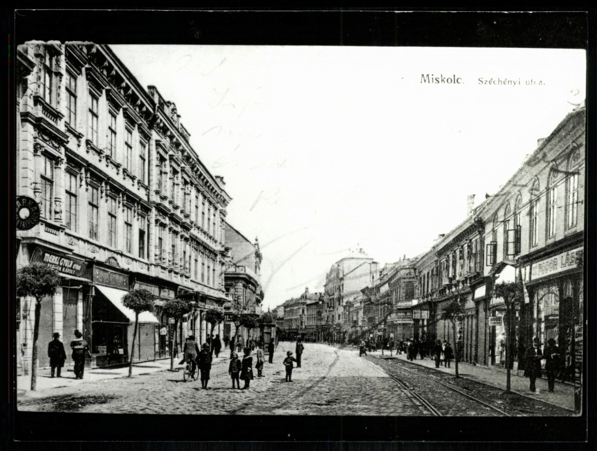 Miskolc Széchényi utca. Balra szálloda (Magyar Kereskedelmi és Vendéglátóipari Múzeum CC BY-NC-ND)