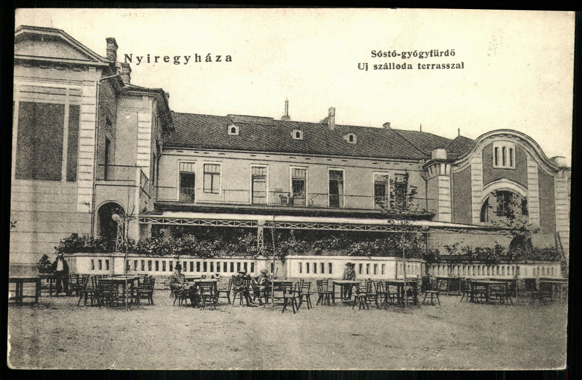 Nyíregyháza Sóstógyógyfürdő.. Szálloda terasza (Magyar Kereskedelmi és Vendéglátóipari Múzeum CC BY-NC-ND)