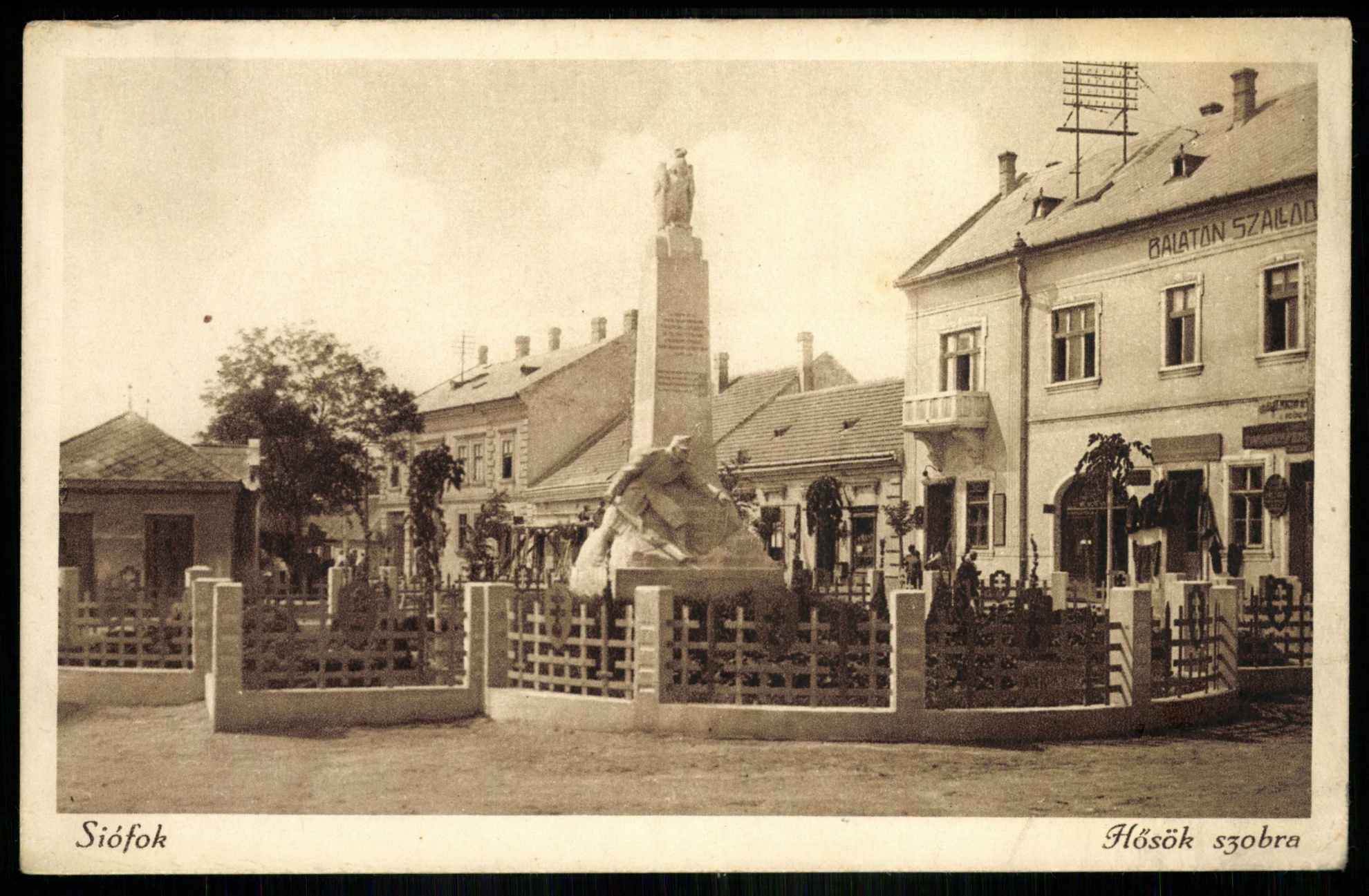 Siófok Hősök szobra. Balaton szálloda (Magyar Kereskedelmi és Vendéglátóipari Múzeum CC BY-NC-ND)