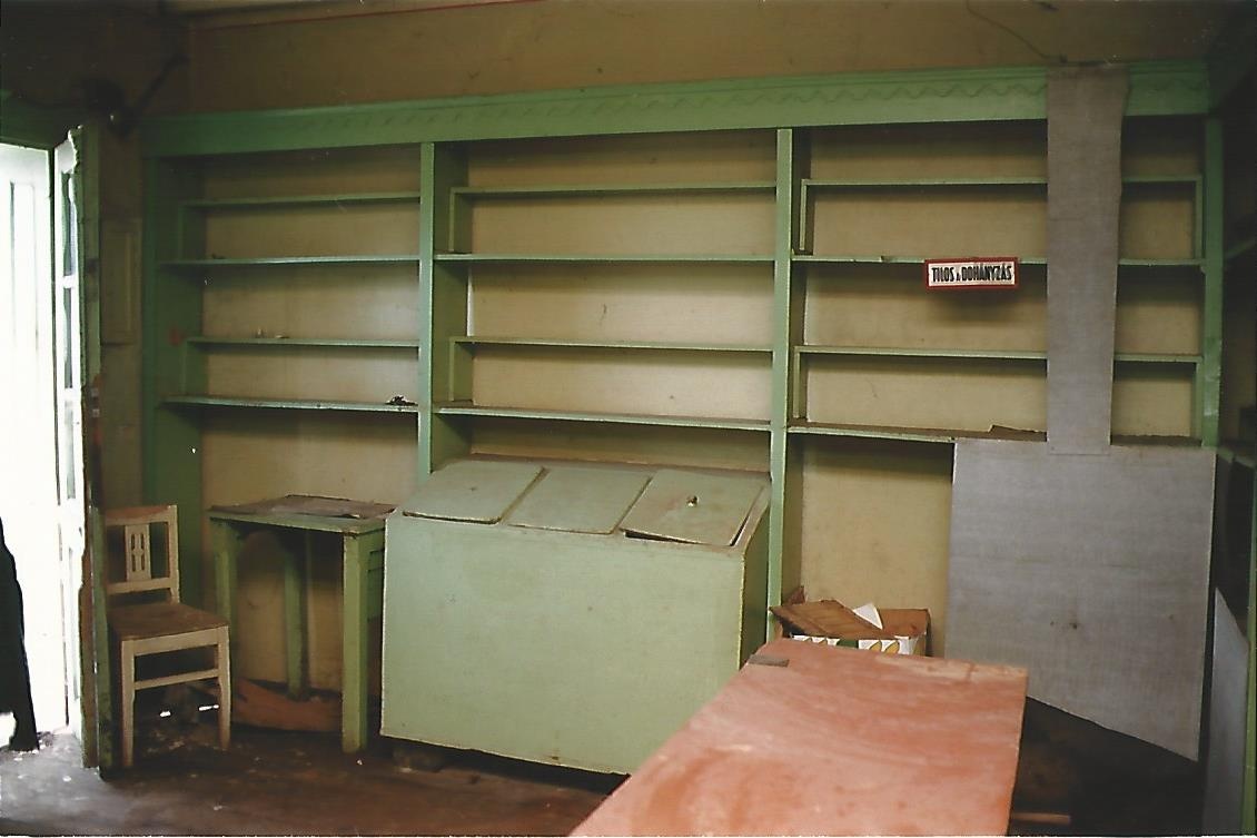 44. sz. ÁFÉSZ élelmiszerüzlet Nyíregyháza 1997. (Magyar Kereskedelmi és Vendéglátóipari Múzeum CC BY-NC-ND)
