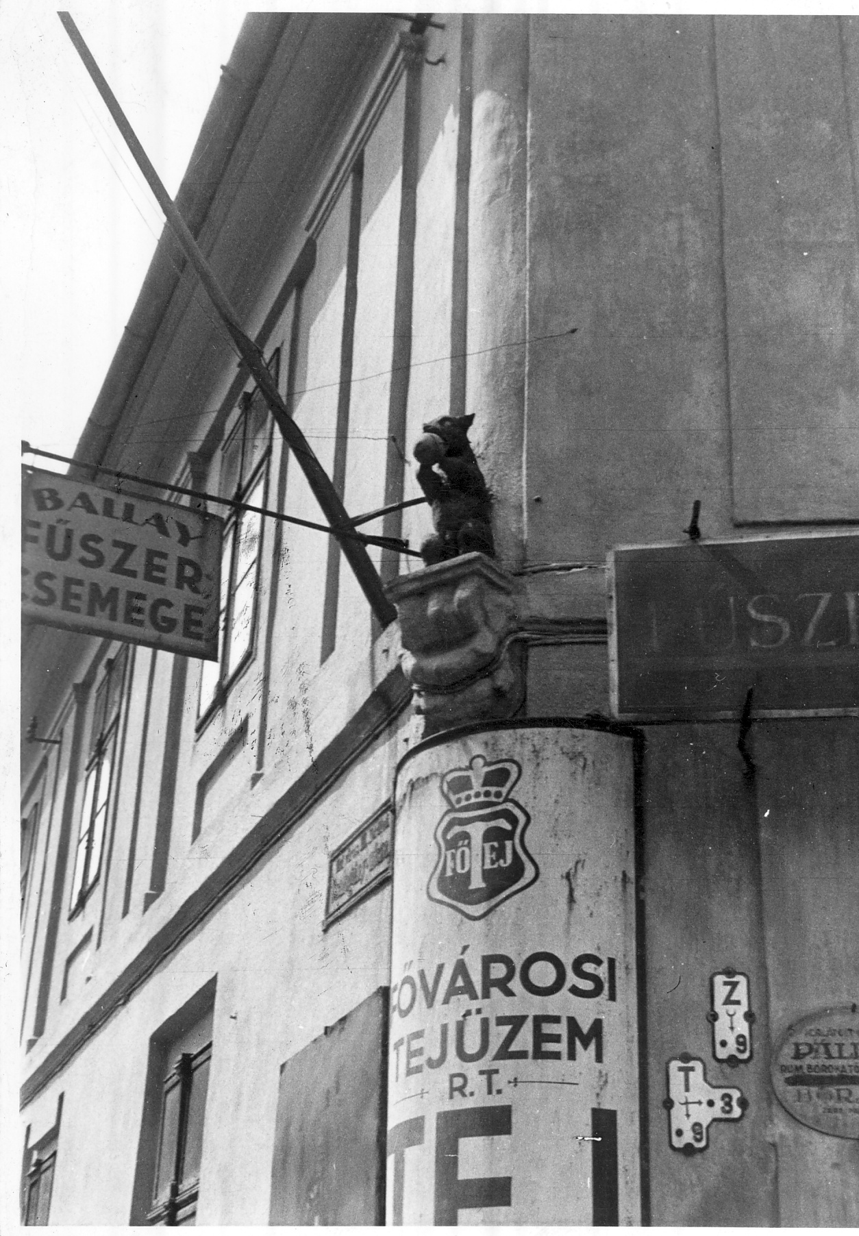 Ballay Fűszer - Csemege üzlet és Fővárosi Tejüzem Cégér (Magyar Kereskedelmi és Vendéglátóipari Múzeum CC BY-NC-ND)
