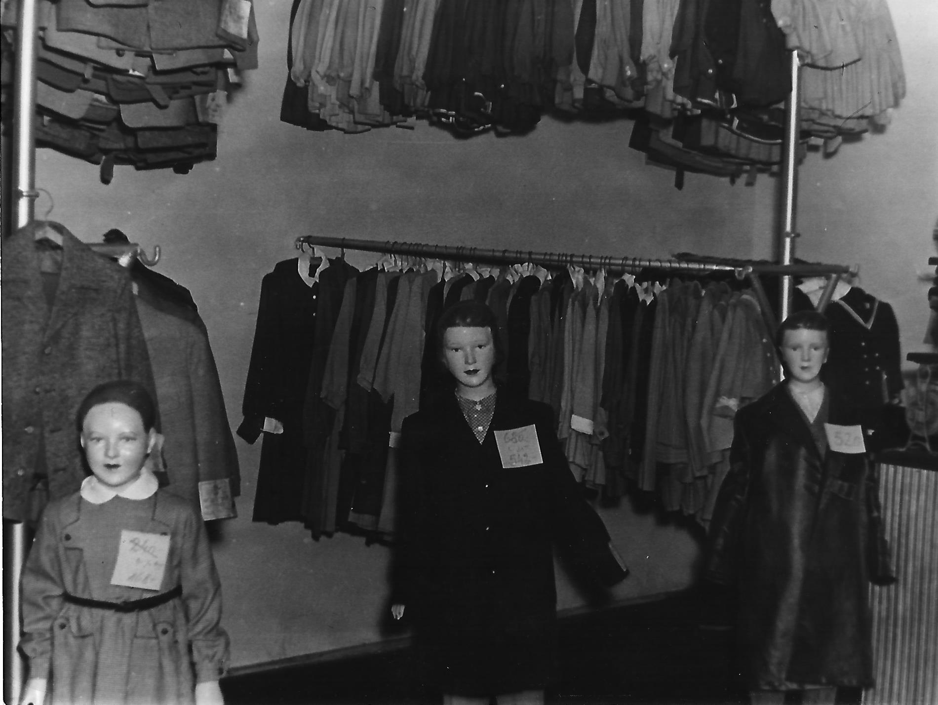 ruházati bolt Hódmezővásárhely 1960. (Magyar Kereskedelmi és Vendéglátóipari Múzeum CC BY-NC-ND)