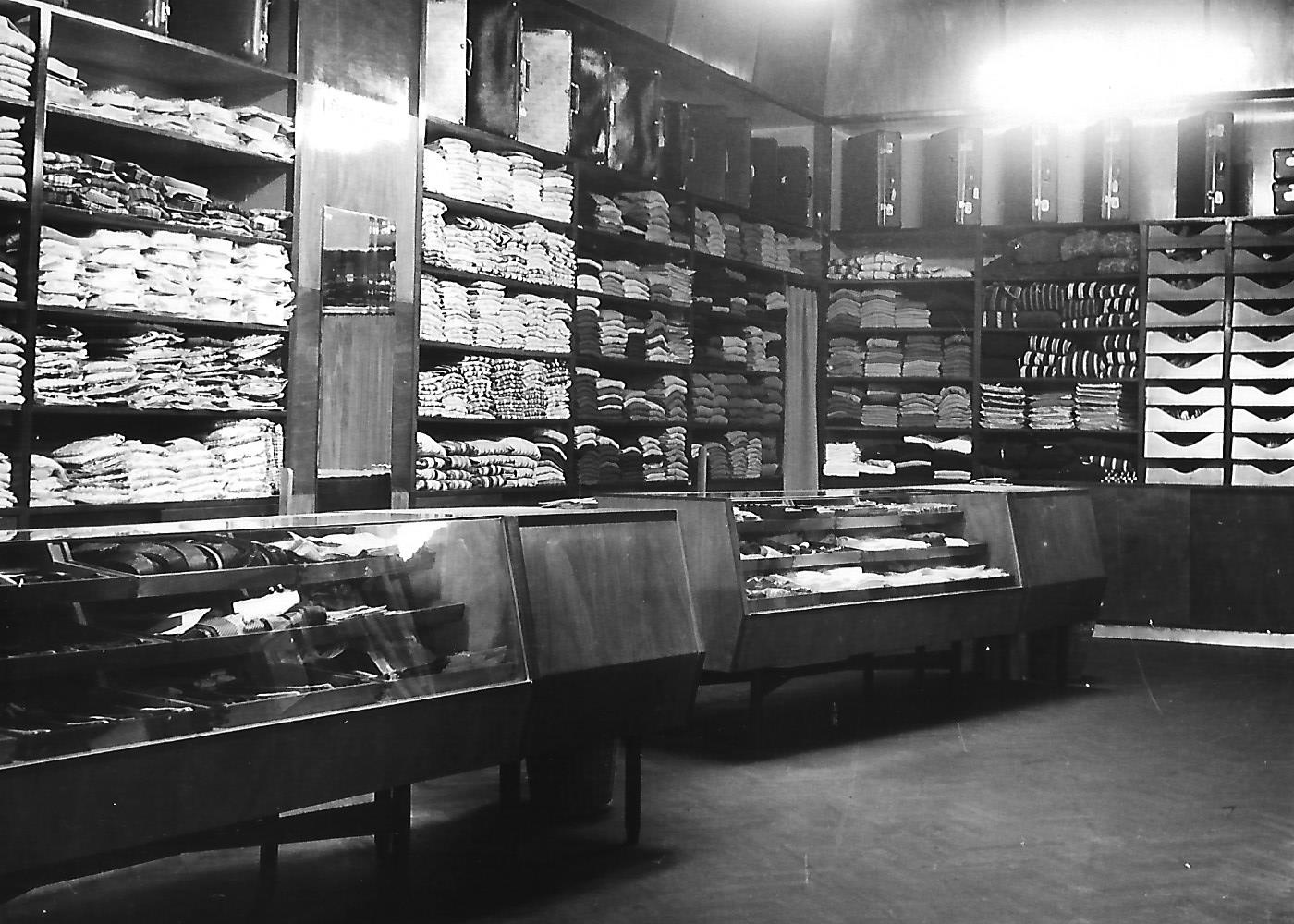 &quot;Duna&quot; divatáru bolt Baja (Magyar Kereskedelmi és Vendéglátóipari Múzeum CC BY-NC-ND)