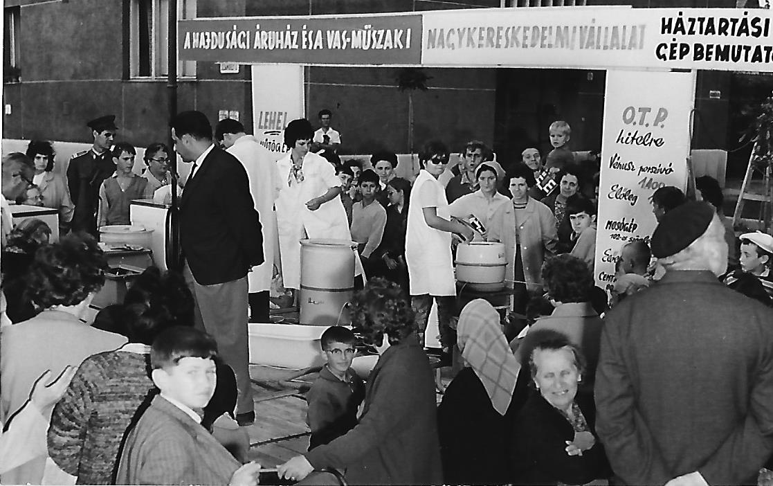 Szabadtéri árubemutató Debrecen Újéletpark 1965. (Magyar Kereskedelmi és Vendéglátóipari Múzeum CC BY-NC-ND)