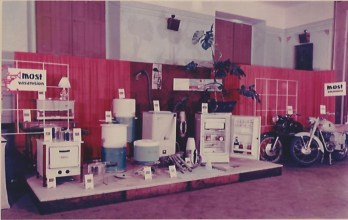iparcikk bolt Hosszúpályi 1965 (Magyar Kereskedelmi és Vendéglátóipari Múzeum CC BY-NC-ND)