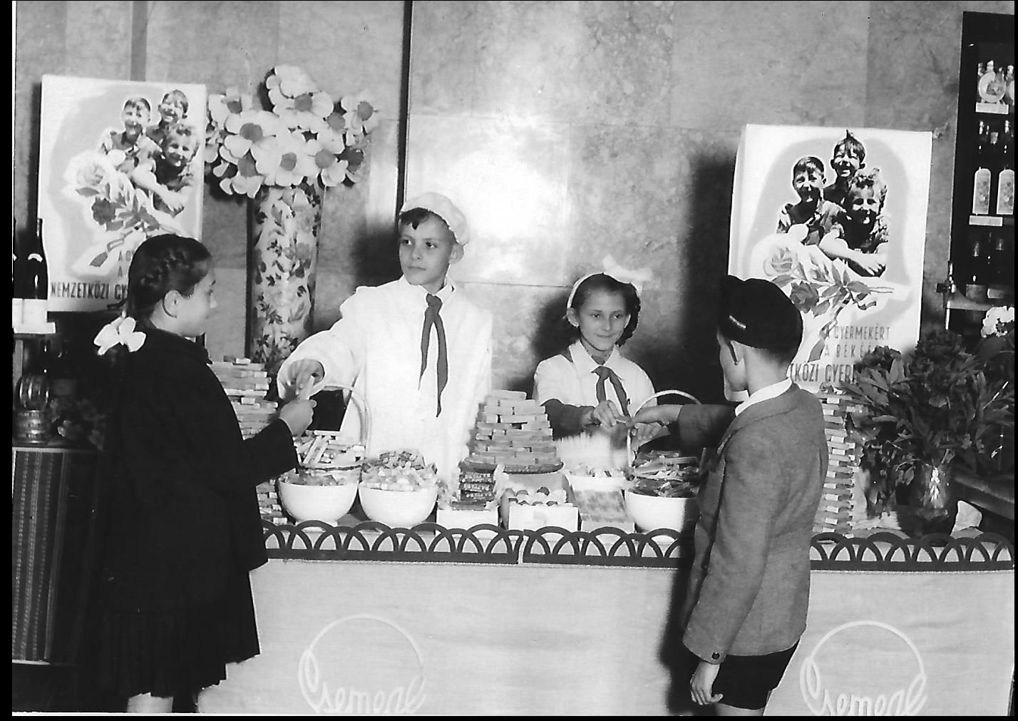 Gyermeknapi árusítás uttörőkkel - Pécs (Magyar Kereskedelmi és Vendéglátóipari Múzeum CC BY-NC-ND)