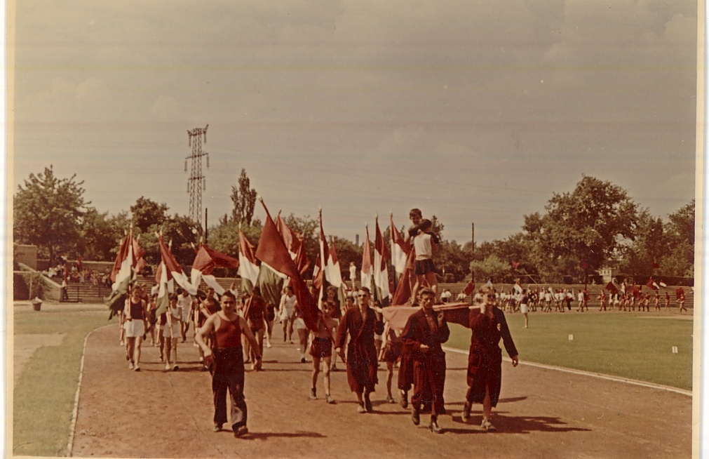 Vörös Meteor Sportfelvonulás - K.P.V.D.Sz. (Magyar Kereskedelmi és Vendéglátóipari Múzeum CC BY-NC-ND)