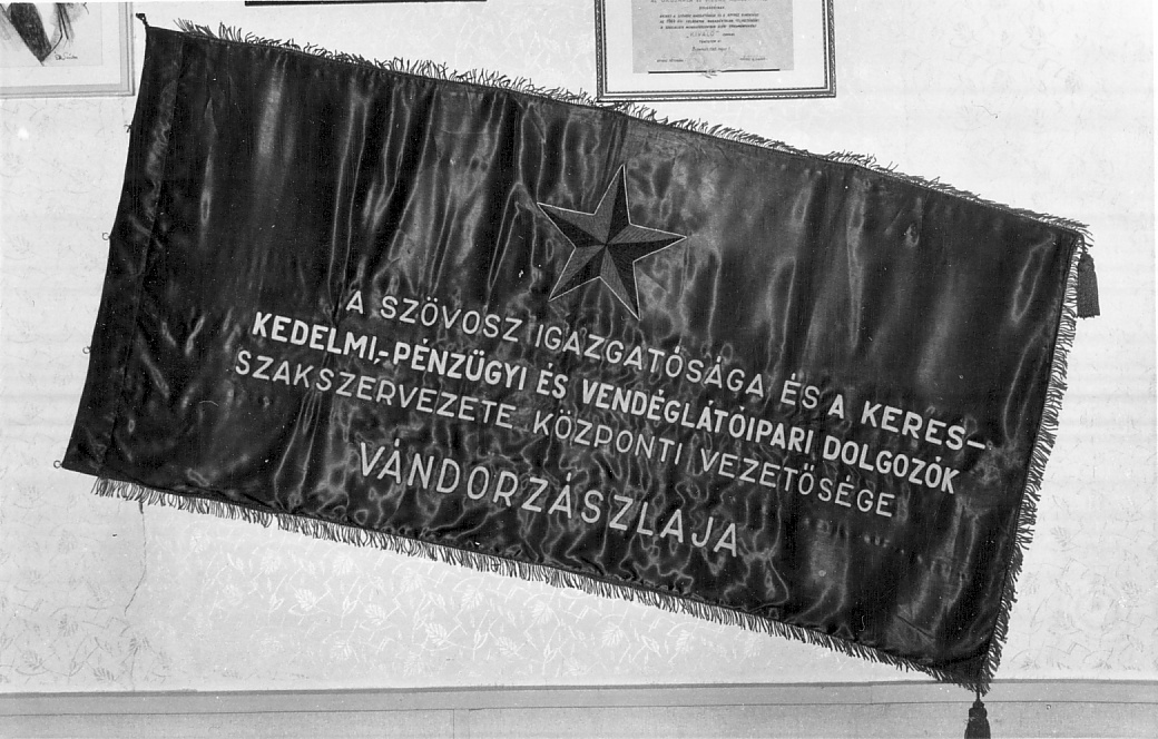Szocialista Munkaversennyel Kapcsolatos Vándorzászló (Magyar Kereskedelmi és Vendéglátóipari Múzeum CC BY-NC-ND)