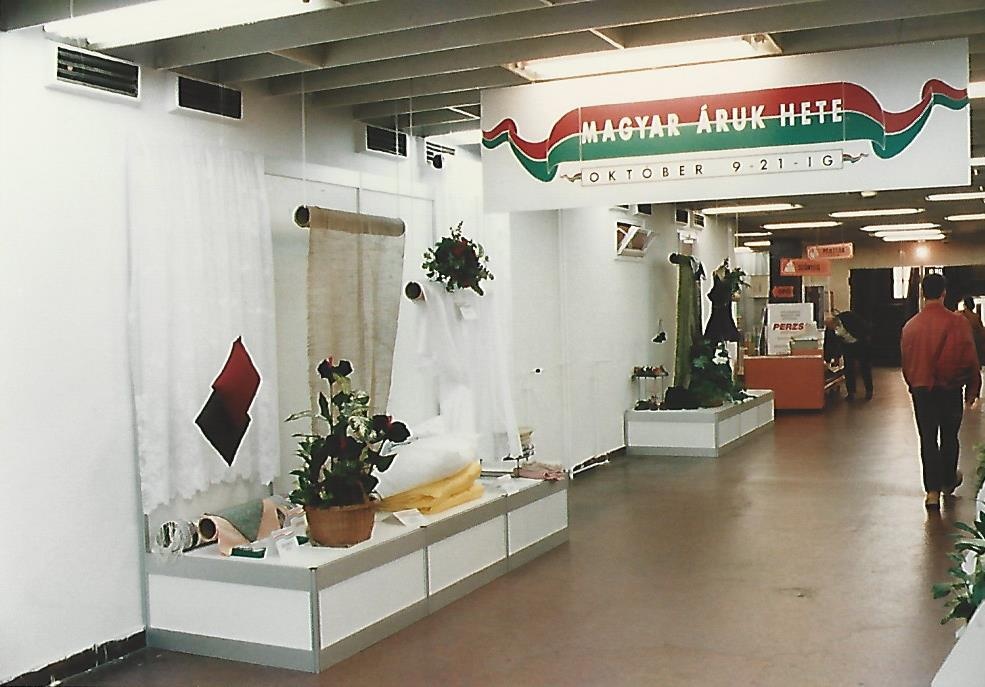 Corvin Áruház Budapest 1995. (Magyar Kereskedelmi és Vendéglátóipari Múzeum CC BY-NC-ND)