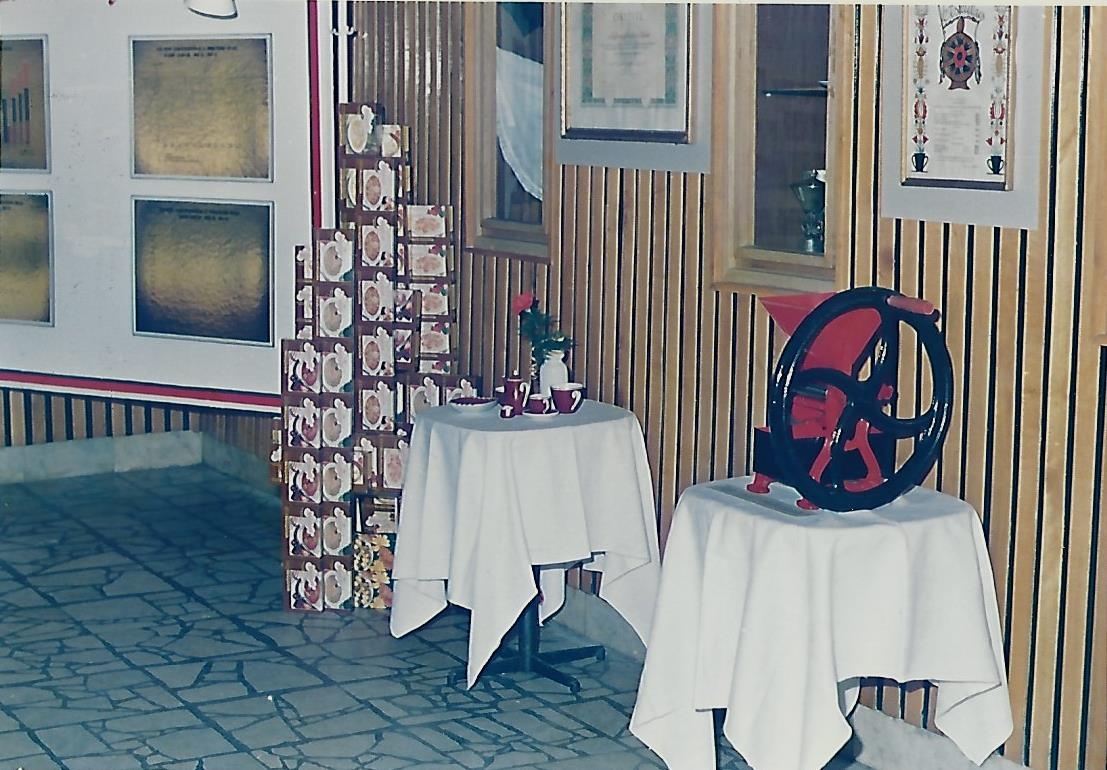 Egykori MKVM vendéglátóipari kiállítás Székesfehérvár 1985. (Magyar Kereskedelmi és Vendéglátóipari Múzeum CC BY-NC-ND)