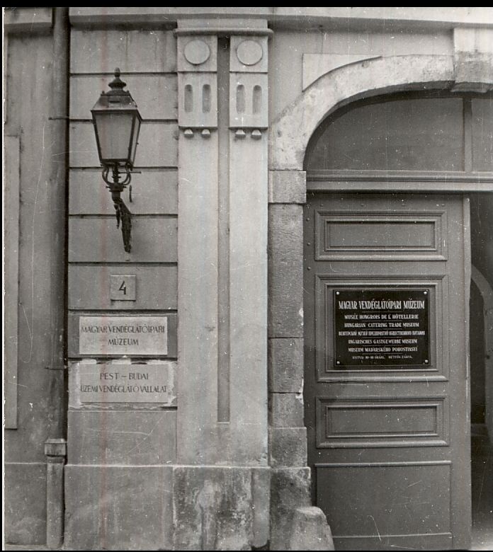 MVM Fortuna utca 4. épületének kapubejárata (Magyar Kereskedelmi és Vendéglátóipari Múzeum CC BY-NC-ND)