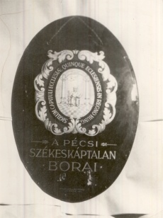A pécsi székeskáptalan borkimérés cégtáblája (Magyar Kereskedelmi és Vendéglátóipari Múzeum CC BY-NC-ND)