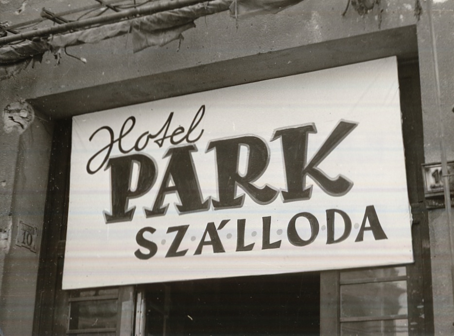 A Park Szálló cégtáblája (Magyar Kereskedelmi és Vendéglátóipari Múzeum CC BY-NC-ND)