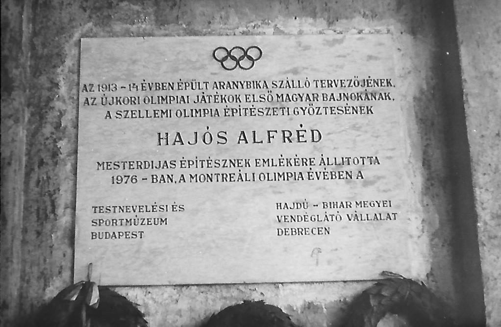 Emléktábla Hajós Alfréd emlékére Debrecen 1976.. (Magyar Kereskedelmi és Vendéglátóipari Múzeum CC BY-NC-ND)
