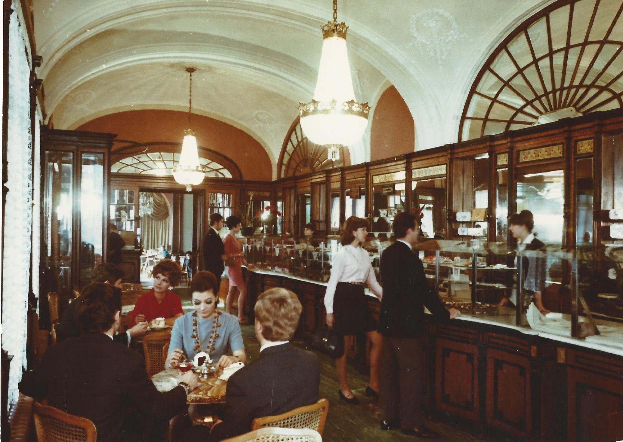 Vörösmarty Cukrászda, Budapest 1971. (Magyar Kereskedelmi és Vendéglátóipari Múzeum CC BY-NC-ND)