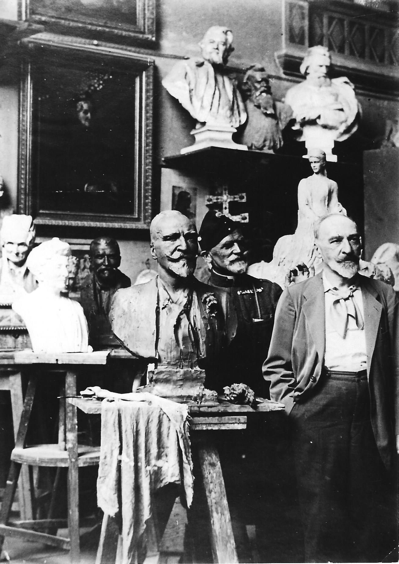 Gerbeaud Emil, Stróbl Alajos műhelyében, Budapest 1918. (Magyar Kereskedelmi és Vendéglátóipari Múzeum CC BY-NC-ND)