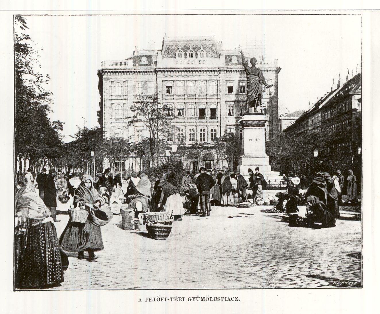 Piac a Petőfi téren Budapest 1897. (Magyar Kereskedelmi és Vendéglátóipari Múzeum CC BY-NC-ND)