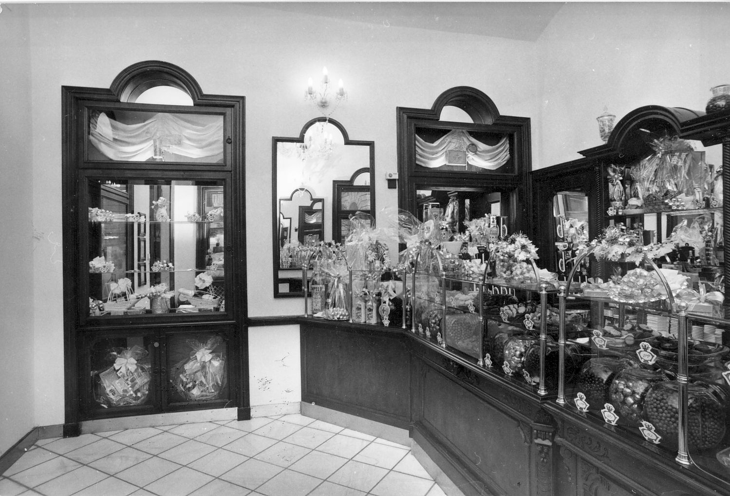 Stühmer édességbolt Budapest 1989. (Magyar Kereskedelmi és Vendéglátóipari Múzeum CC BY-NC-ND)