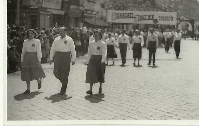 1951. május 1. felvonulás (Magyar Kereskedelmi és Vendéglátóipari Múzeum CC BY-NC-ND)