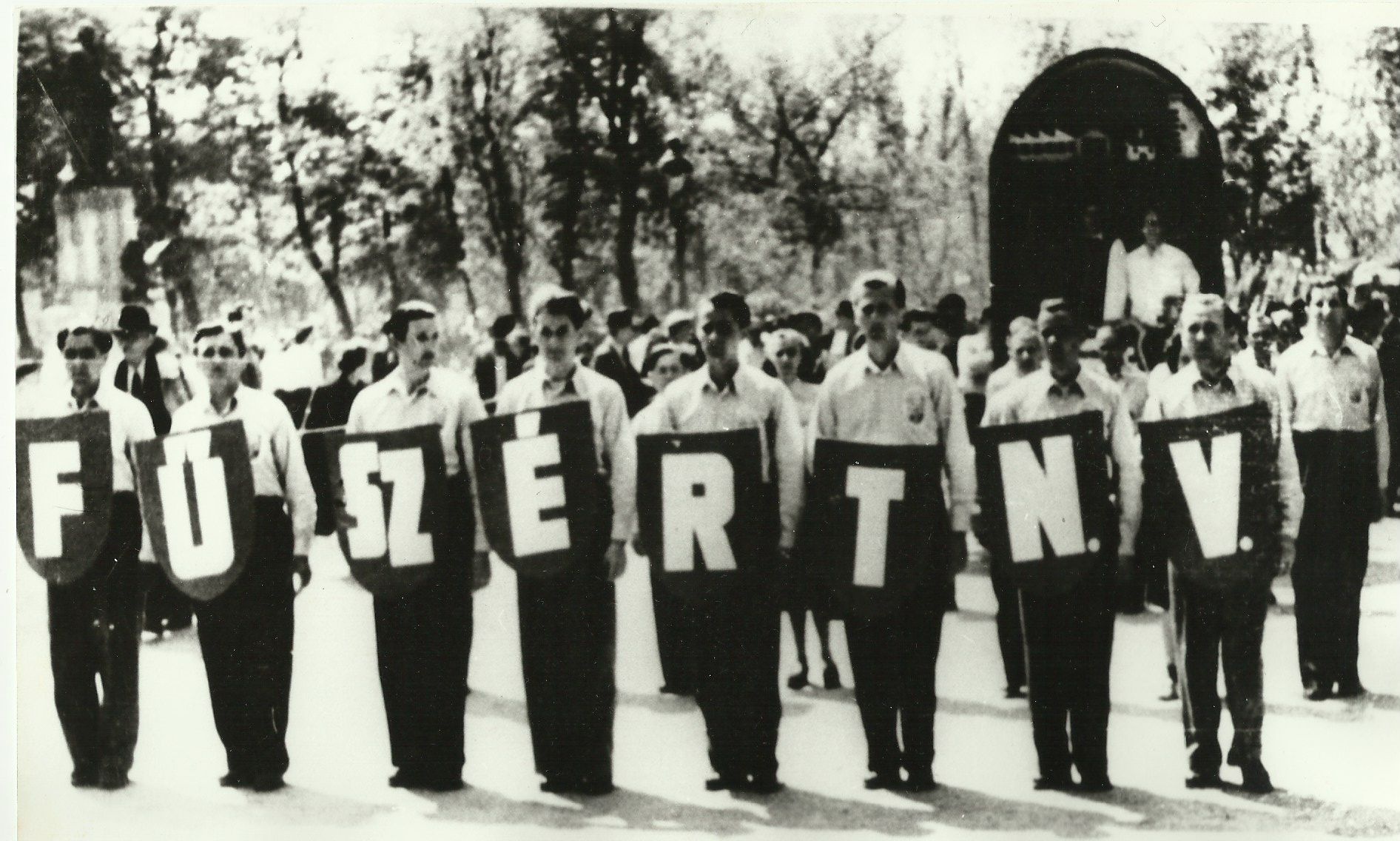 1948. Május 1. felvonulás (Magyar Kereskedelmi és Vendéglátóipari Múzeum CC BY-NC-ND)